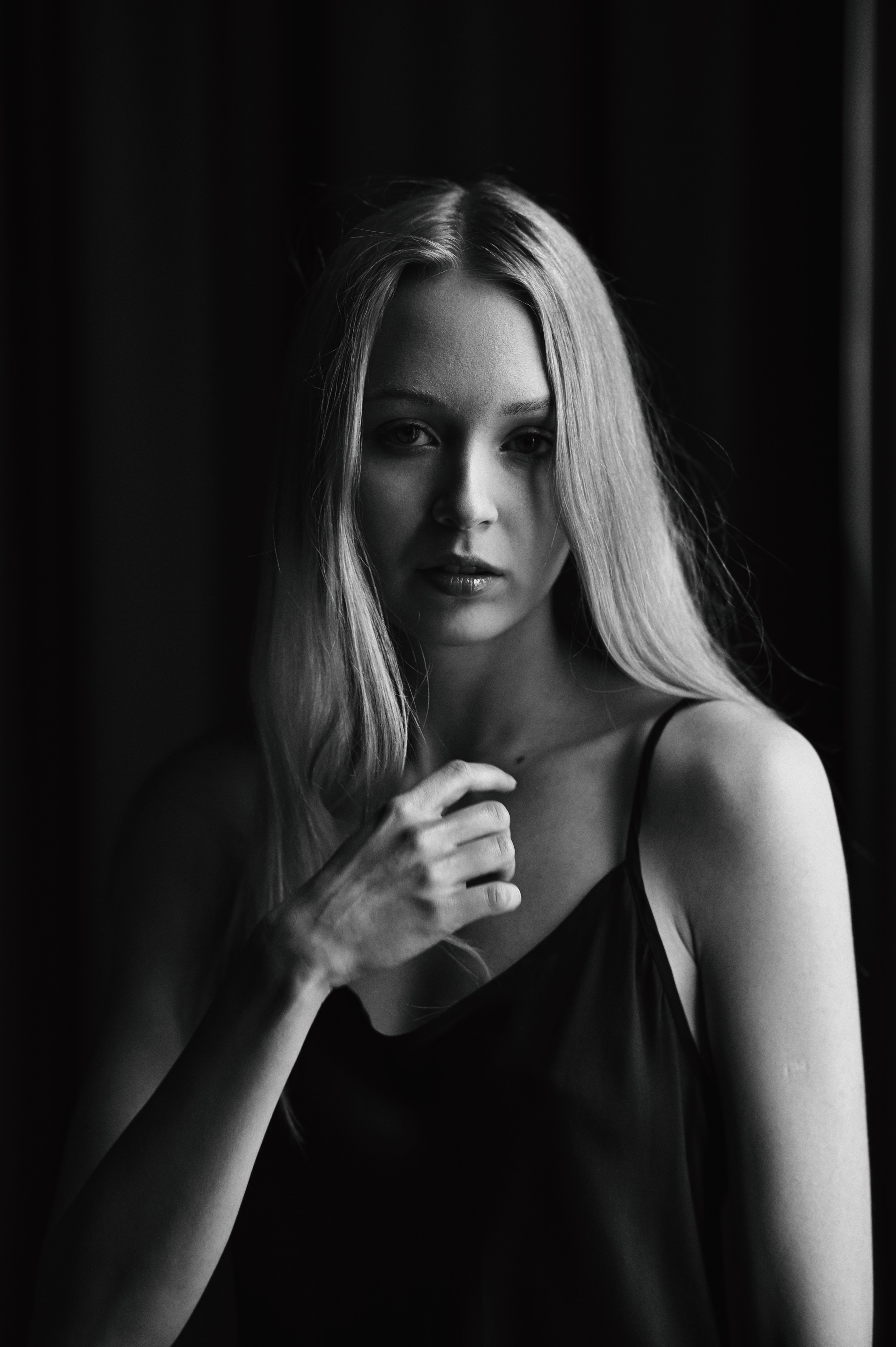 Монохромная фотосессия для девушки в студии Казани