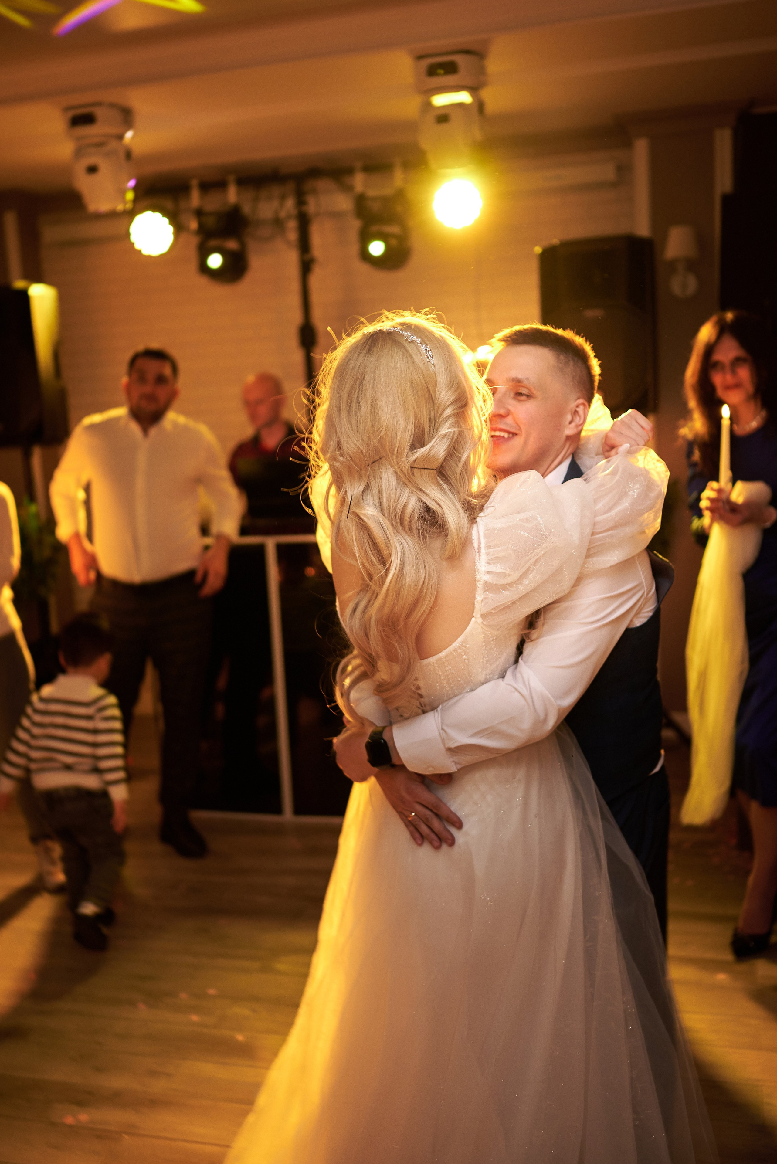 Фотограф Старый Оскол, Губкин. Свадебная фотосессия, доступная цена. Профессиональный фотограф Старый Оскол, Губкин — свадьба, венчание, крещение, юбилей и день рождения