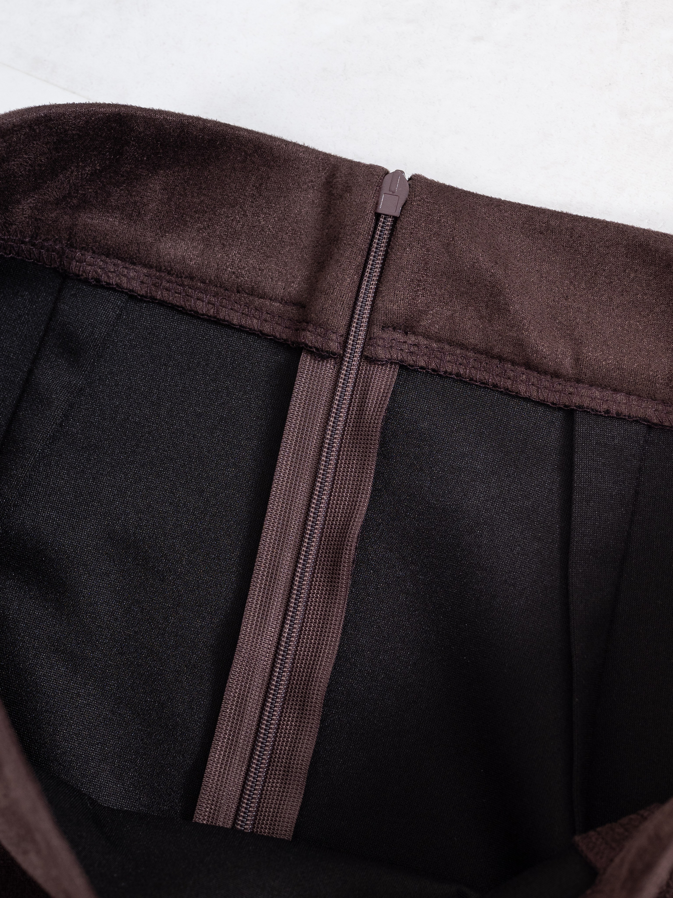 Замшевые юбки серия 2: интерьер+стилист. Предметный фотограф, фото для маркетплейсов Пятигорск, КМВ