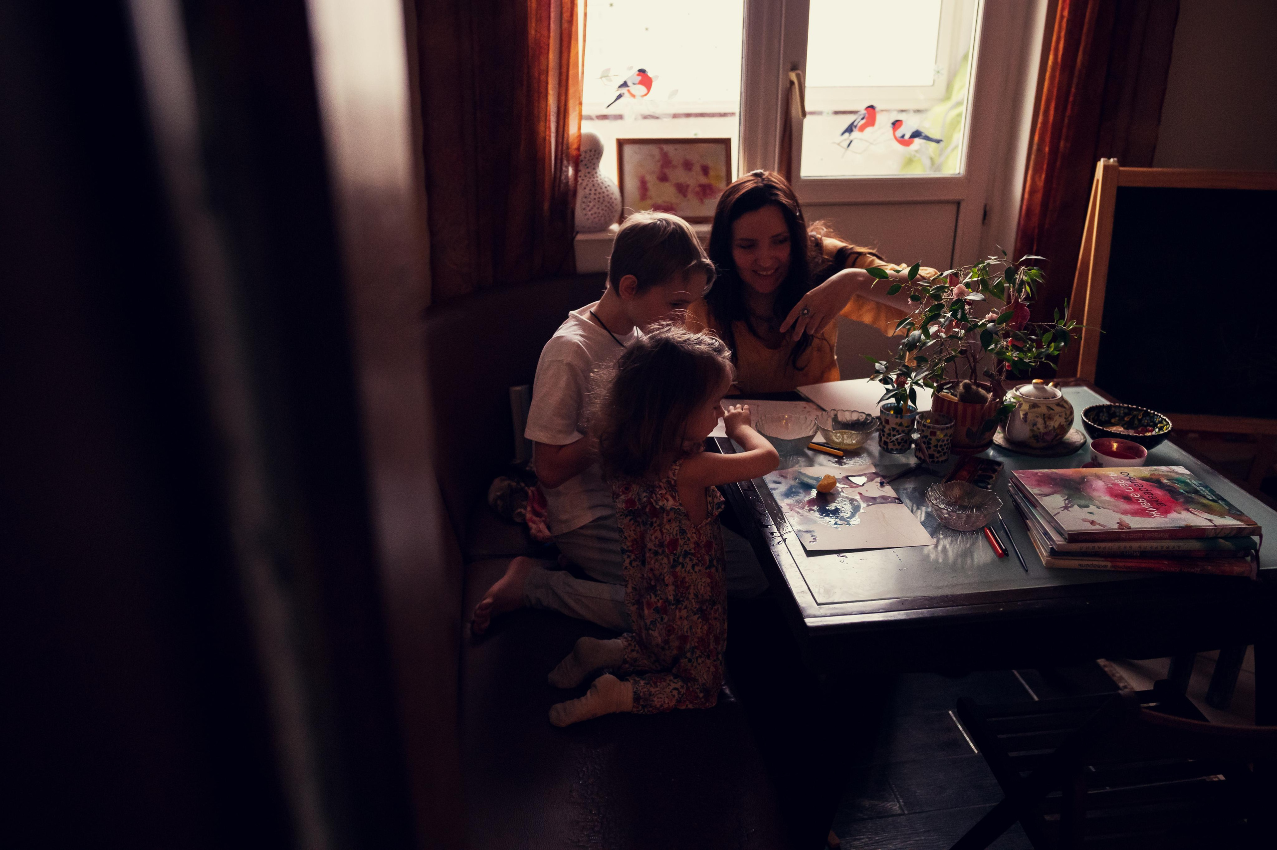 Колоритная домашняя фотосессия для творческой семьи. Семейный фотограф. Lifestyle. Москва. Анастасия Михайлова