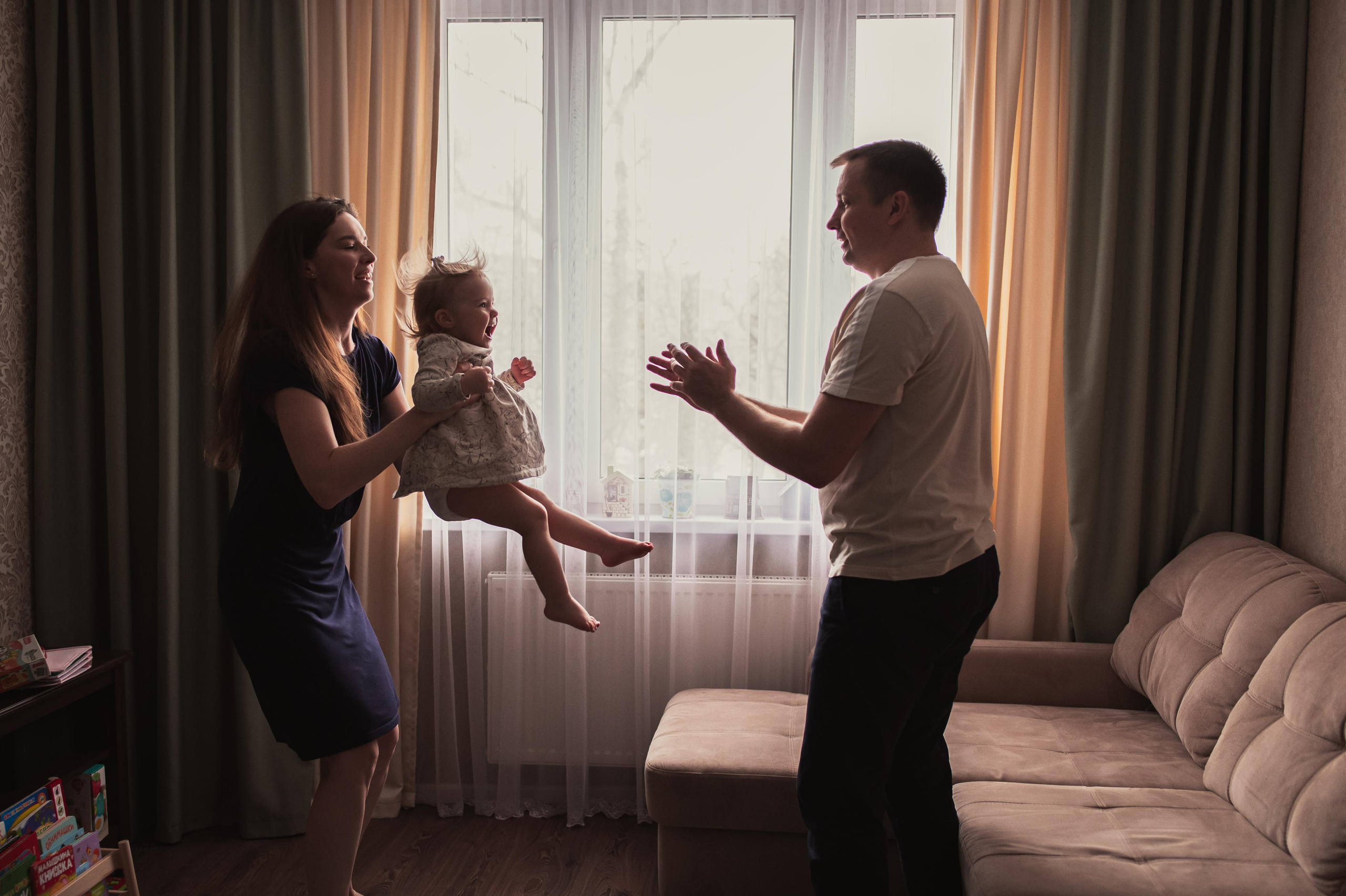 Домашние тёплые фото с весёлой малышкой. Семейный фотограф. Lifestyle. Москва. Анастасия Михайлова