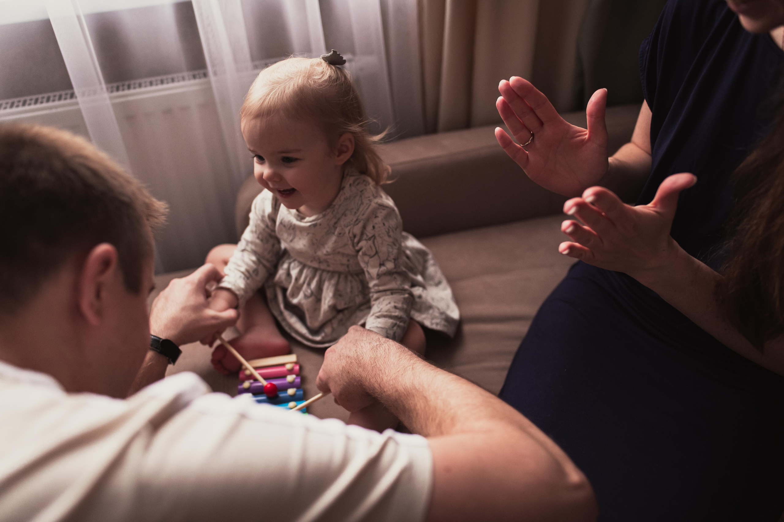 Домашние тёплые фото с весёлой малышкой. Семейный фотограф. Lifestyle. Москва. Анастасия Михайлова