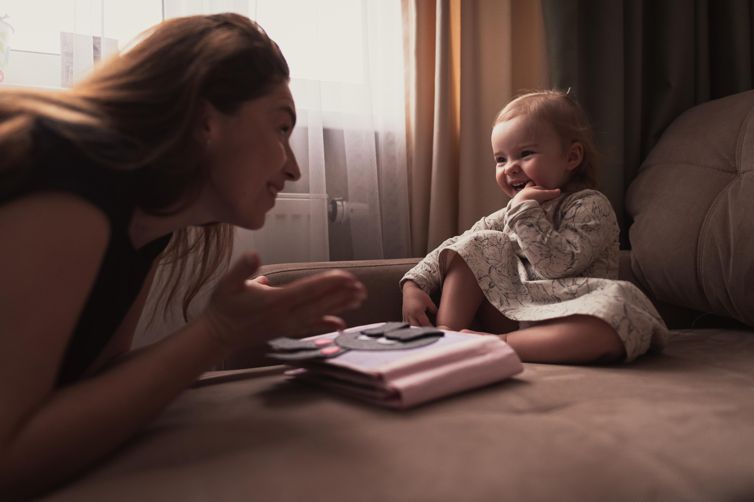 Домашние тёплые фото с весёлой малышкой. Семейный фотограф. Lifestyle. Москва. Анастасия Михайлова