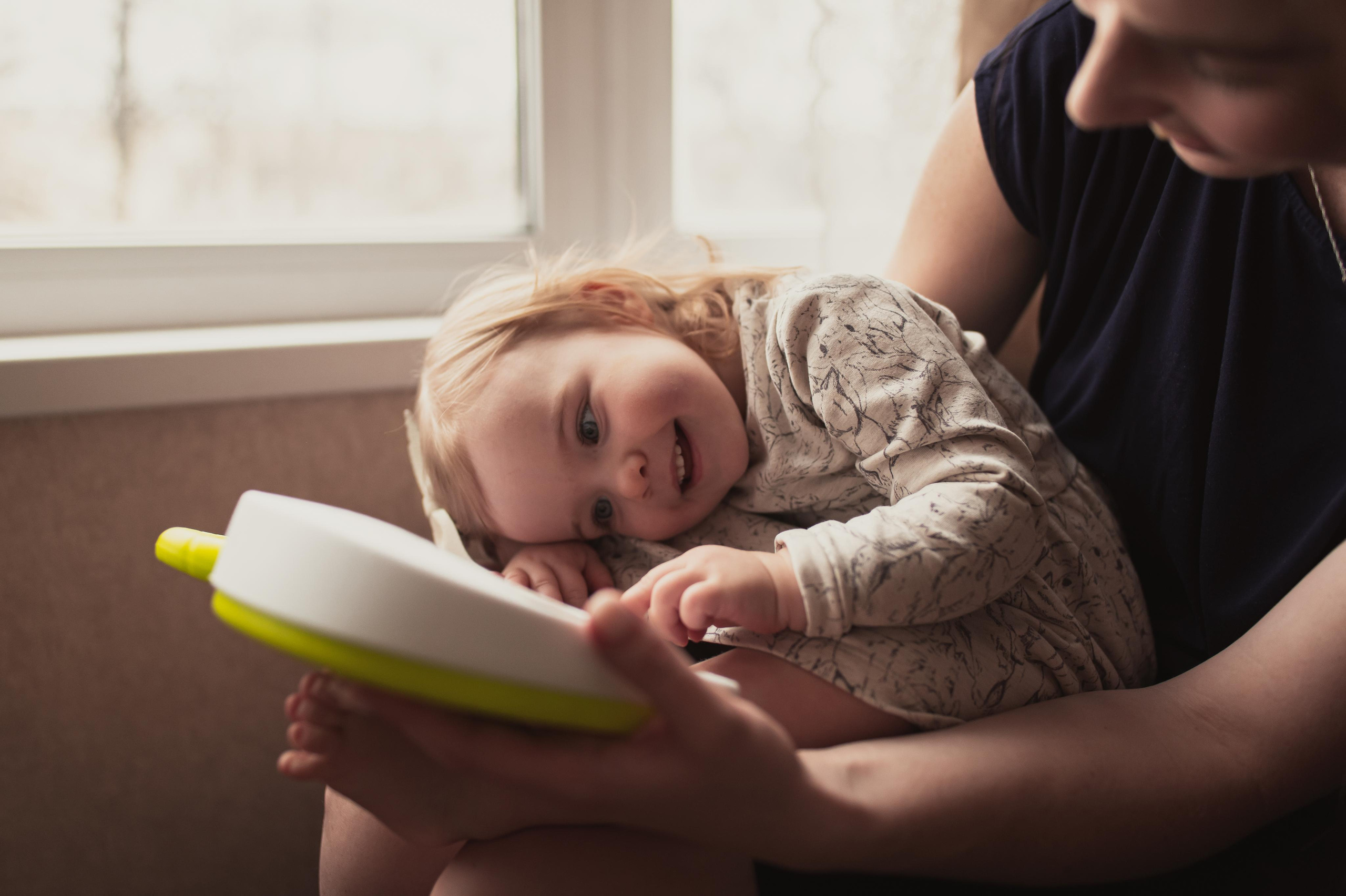 Домашние тёплые фото с весёлой малышкой. Семейный фотограф. Lifestyle. Москва. Анастасия Михайлова