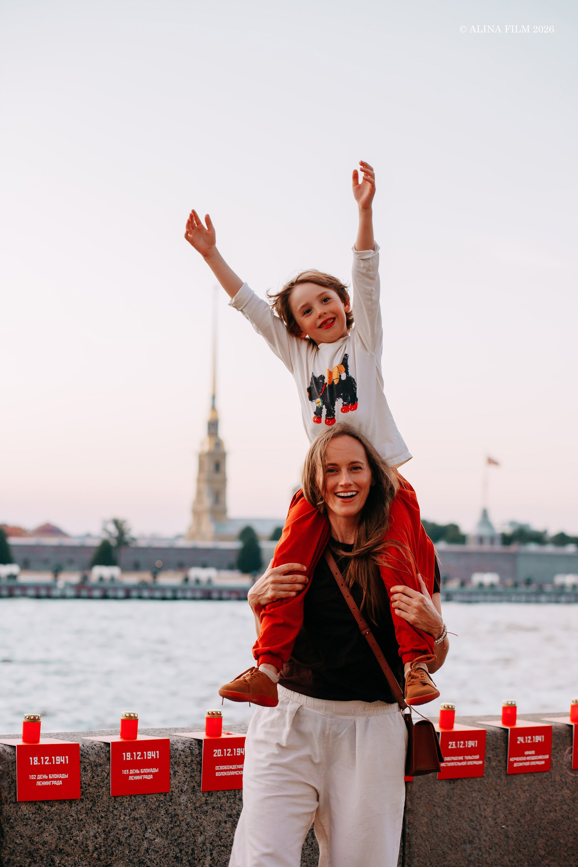Мама и сын, фотосессия у Эрмитажа. Фотограф в Санкт-Петербурге Alina Film
