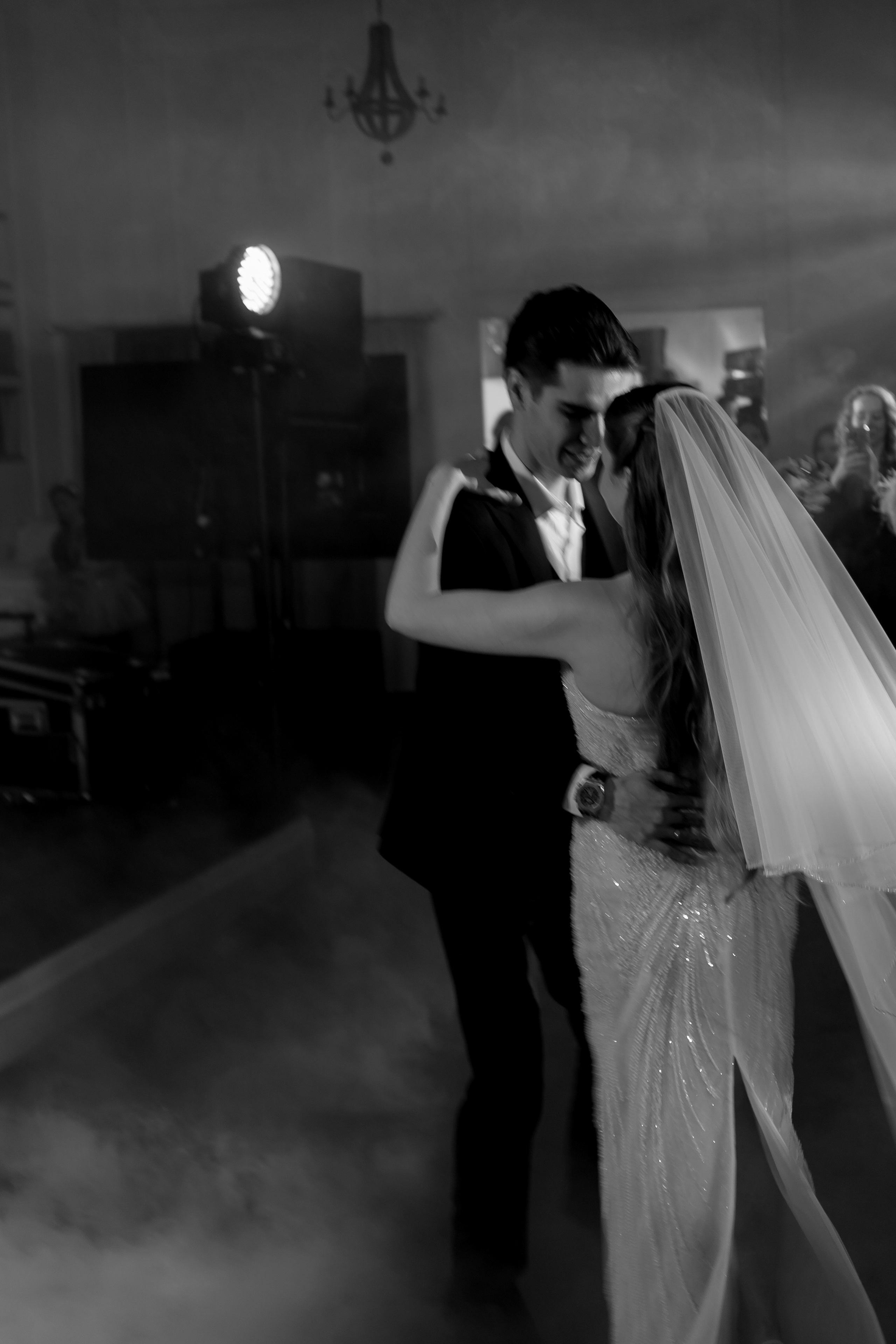 ПЕРВЫЙ ТАНЕЦ МОЛОДЫХ НА БАНКЕТЕ. ТРОГАТЕЛЬНЫЙ МОМЕНТ (СНЯТО В СИБИРЕ В НИЖНЕВАРТОВСКЕ). Профессиональный фотограф, Санкт-Петербург — Виктория Богомолова