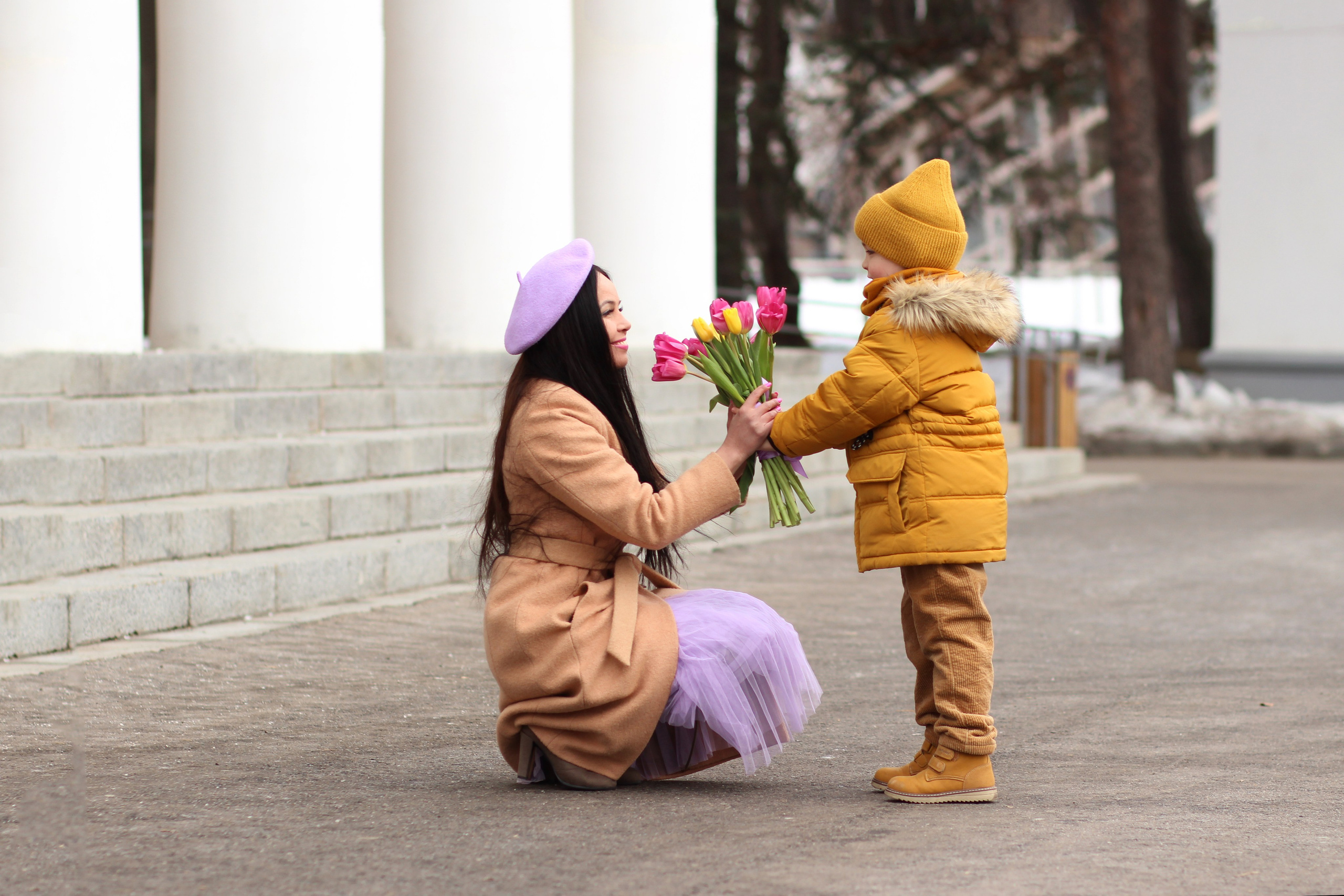 Мама с мальчиком на фотопрогулке в парке в Москве
