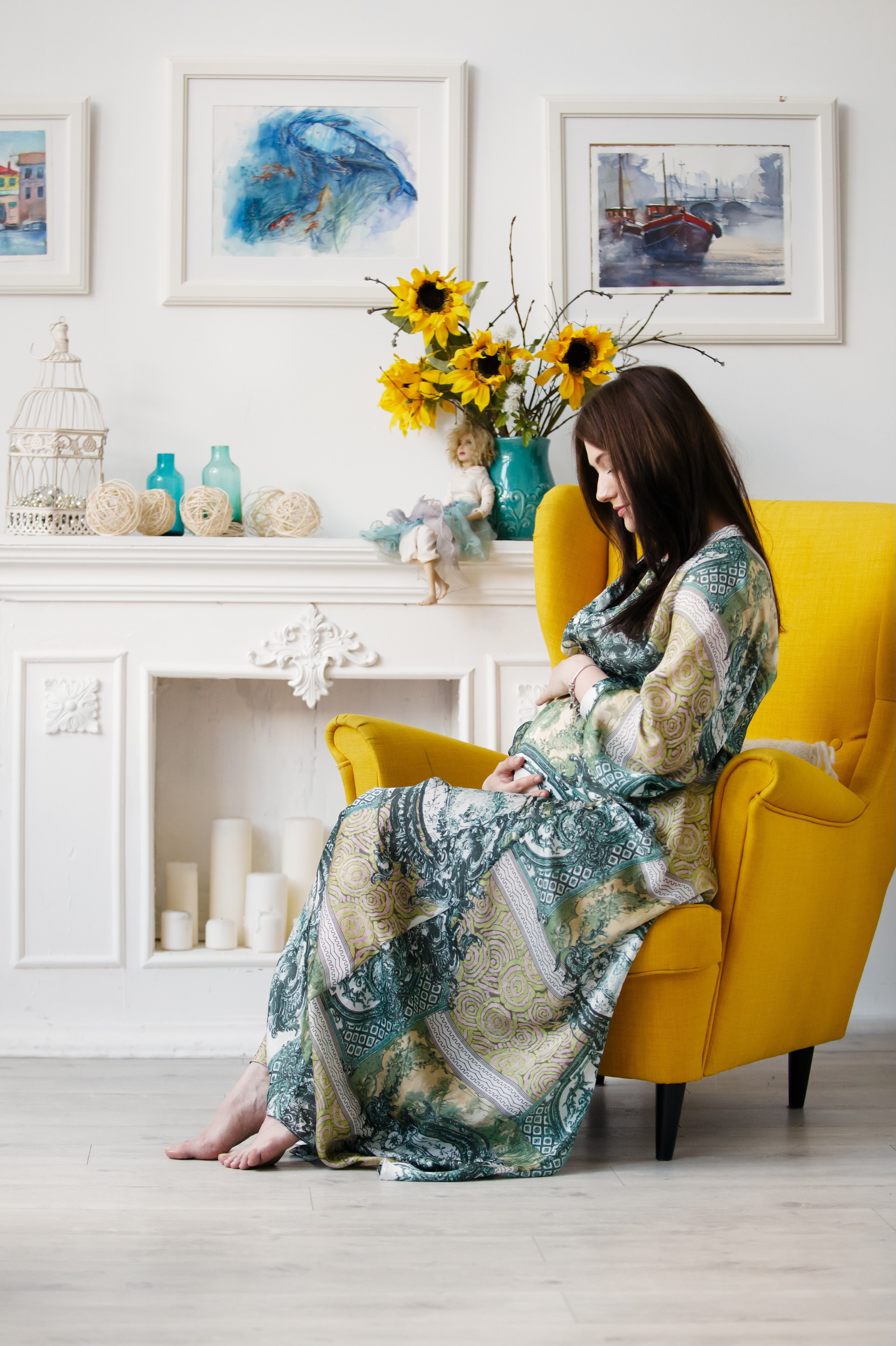 Съемка для двух беременных подруг в светлой студии. Фотографы в Москве Светлана Устинова и Сергей Грачев