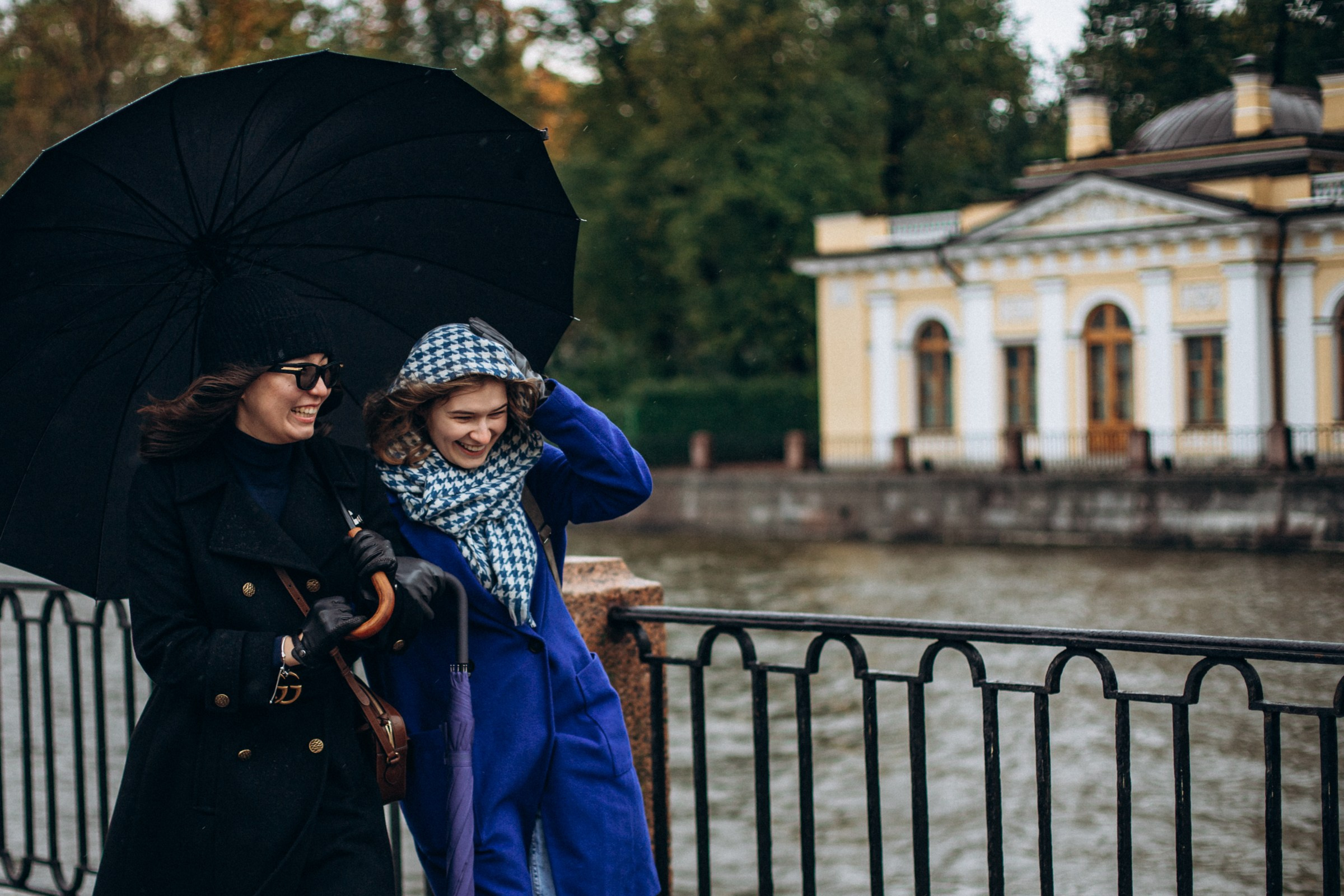 Александра и Анна в октябре. Фотопрогулка в Петербурге. Индивидуальный и семейный фотограф в Санкт-Петербурге