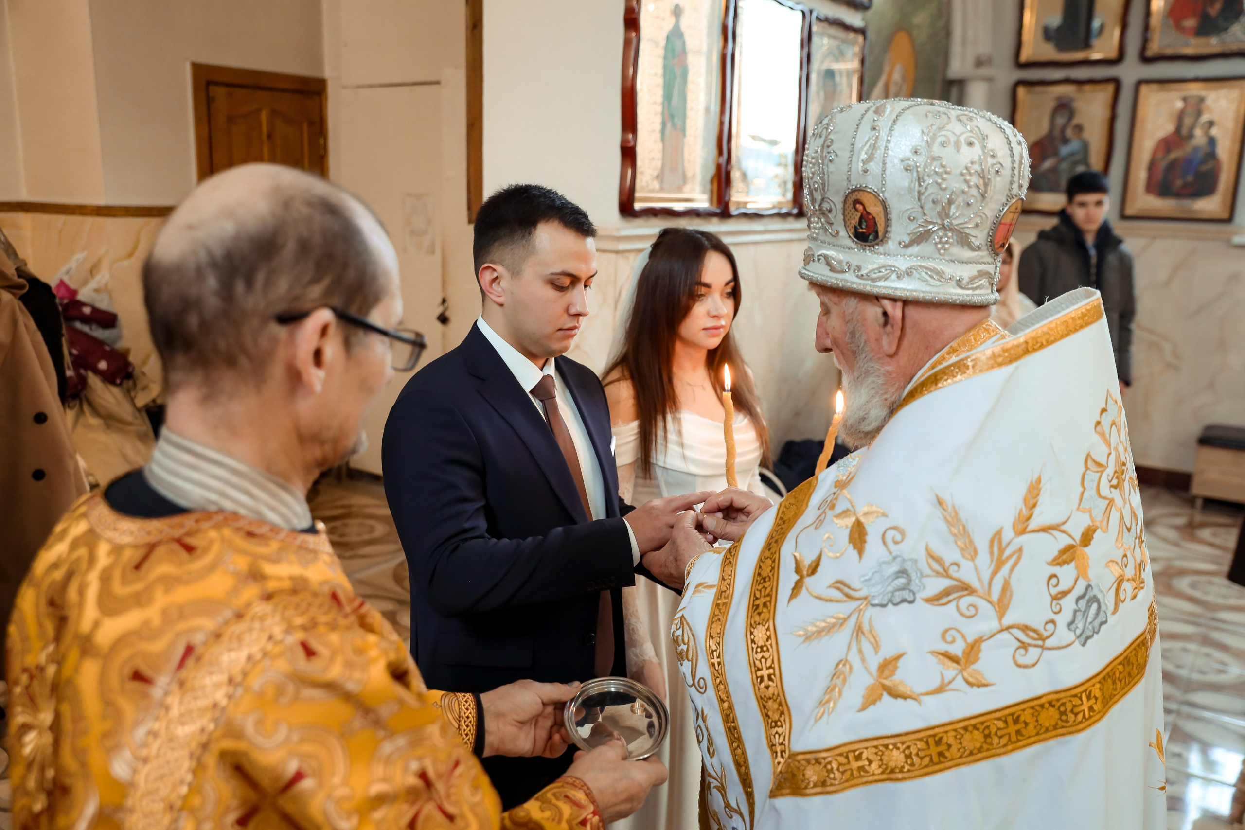 Венчание в церкви в Алуште. Свадебный фотограф в Крыму