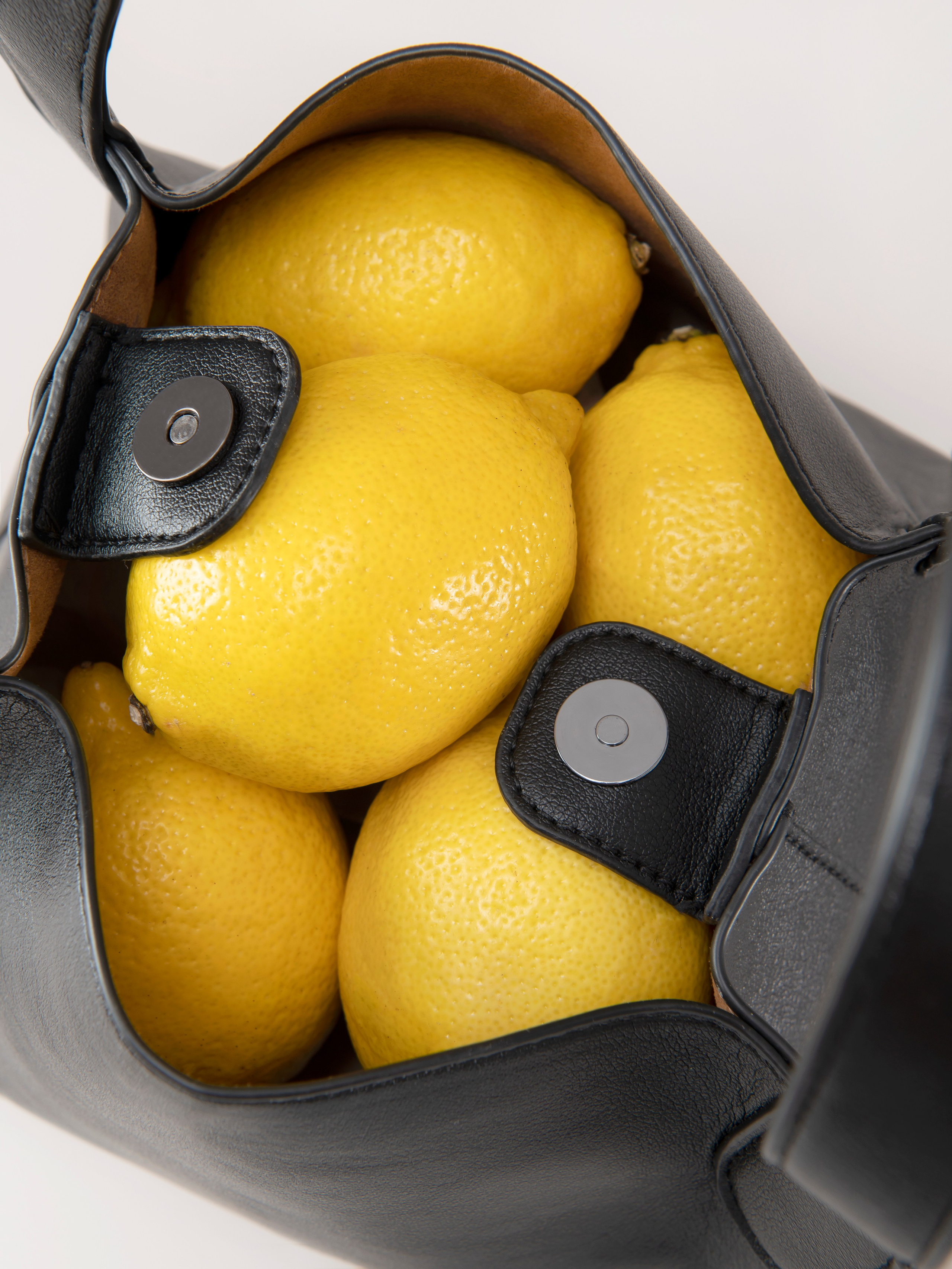 Съемка сумки с лимонами