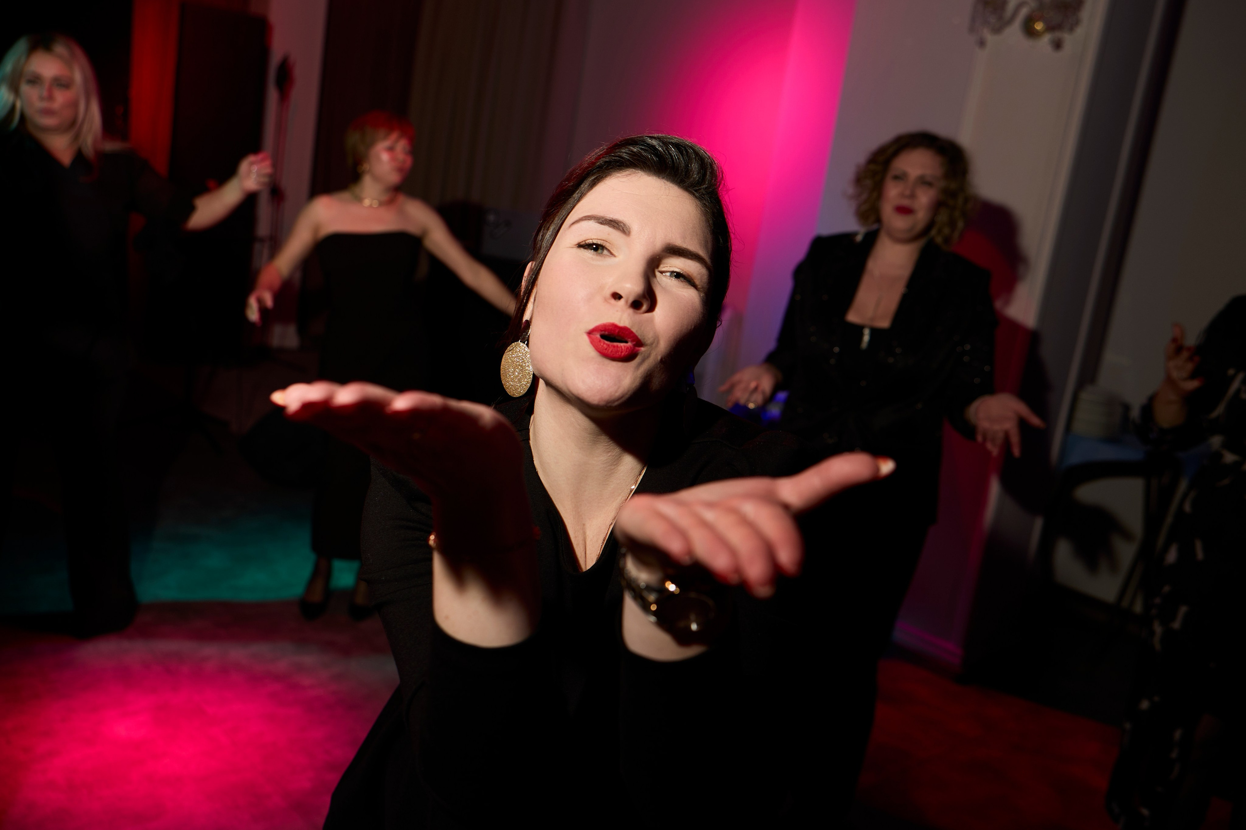 Девушка шлет воздушный поцелуй на вечеринке в Москве.