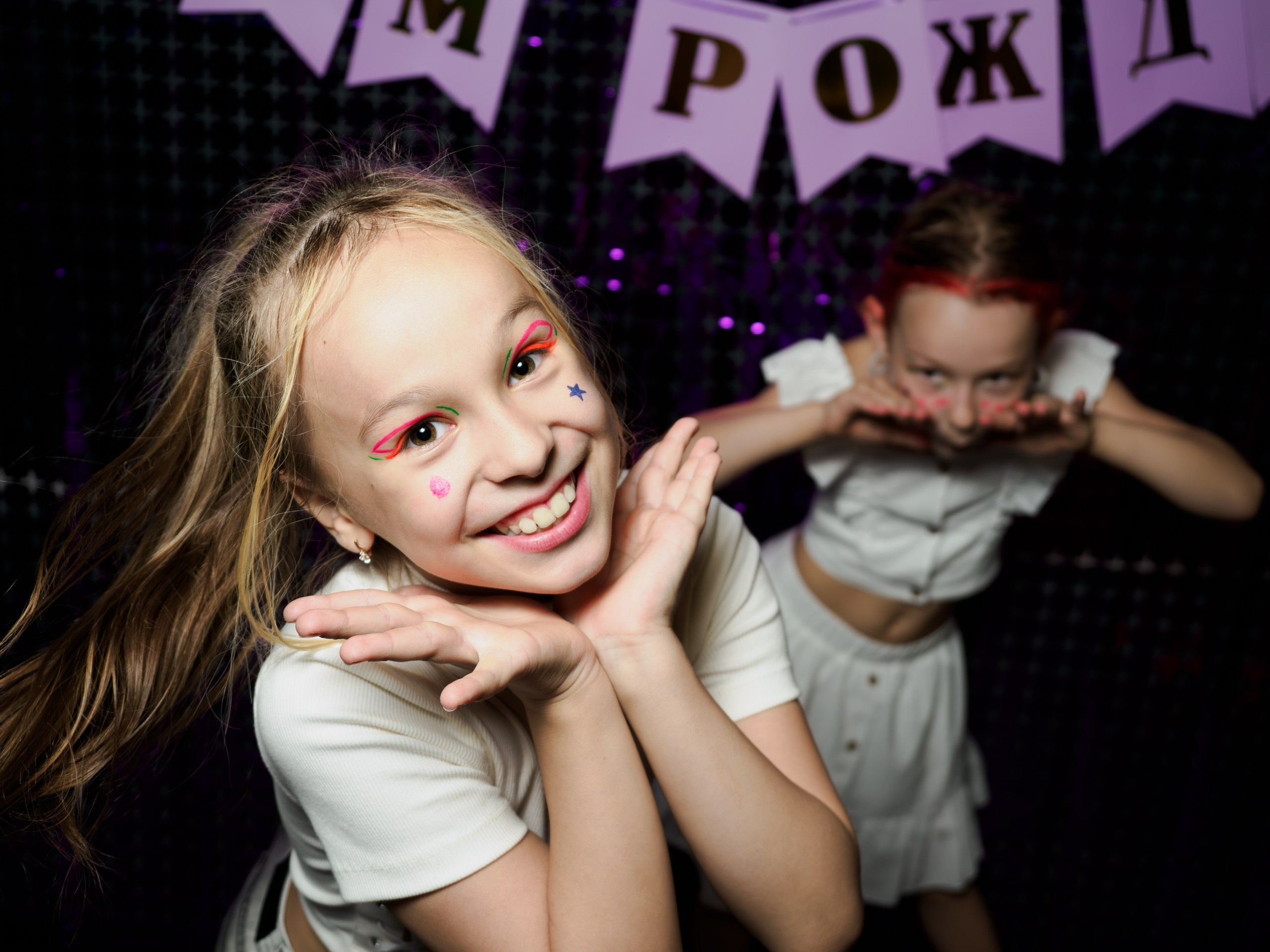 Фотография девочки на детском дне рождения в Моске крупный портрет со вспышкой