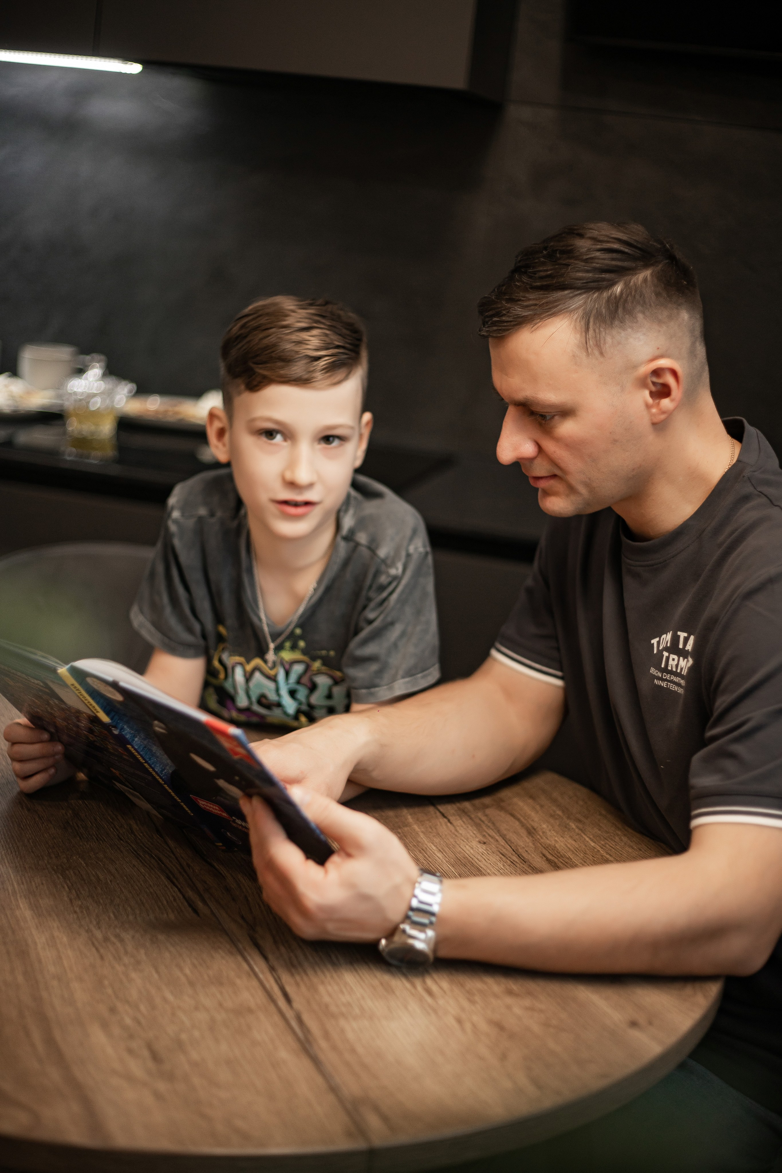 Совместный завтрак. Семейная съемка — это красивый способ признаться своей семье в любви