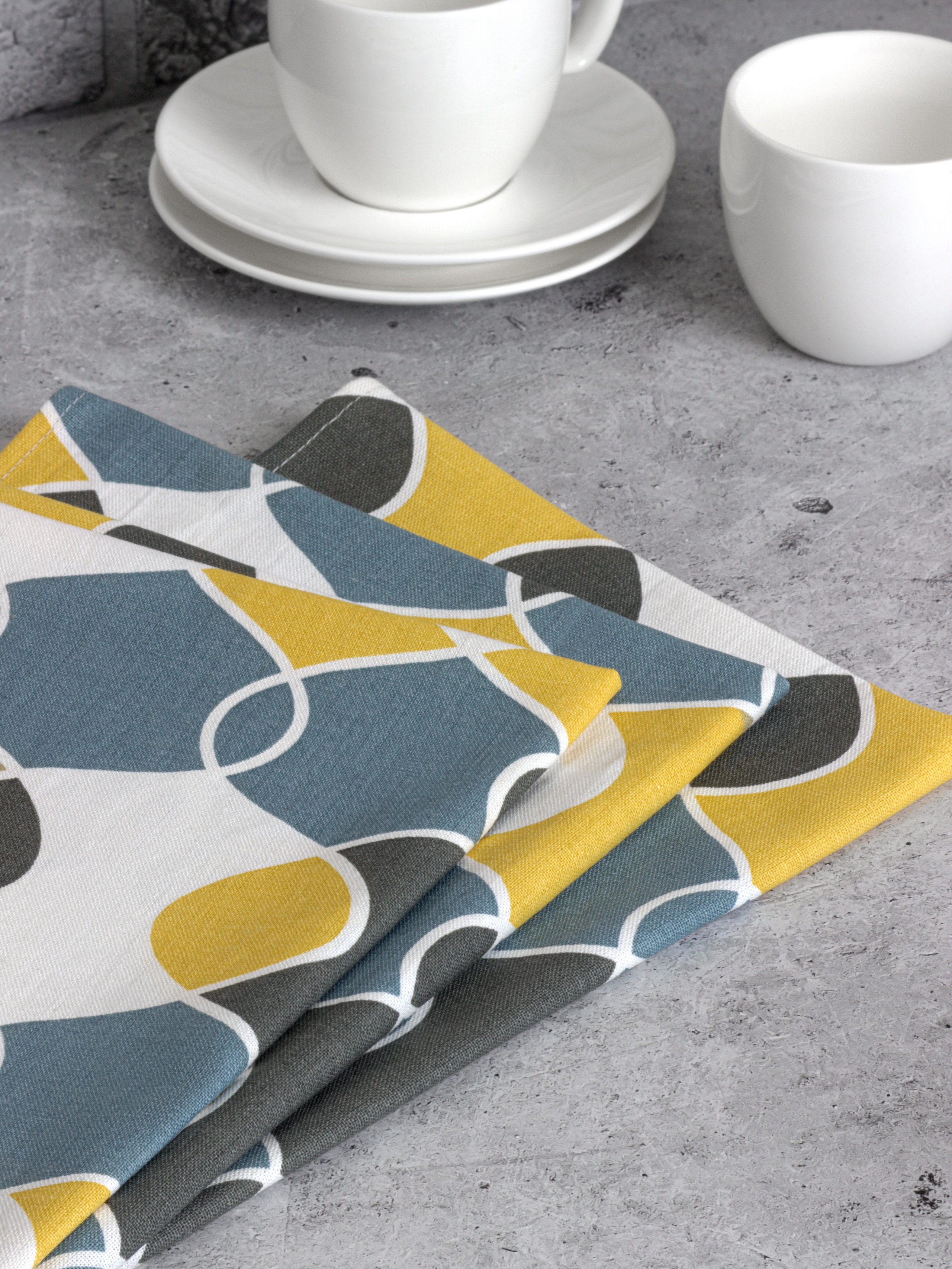 Полотенце на кухонном столе. 