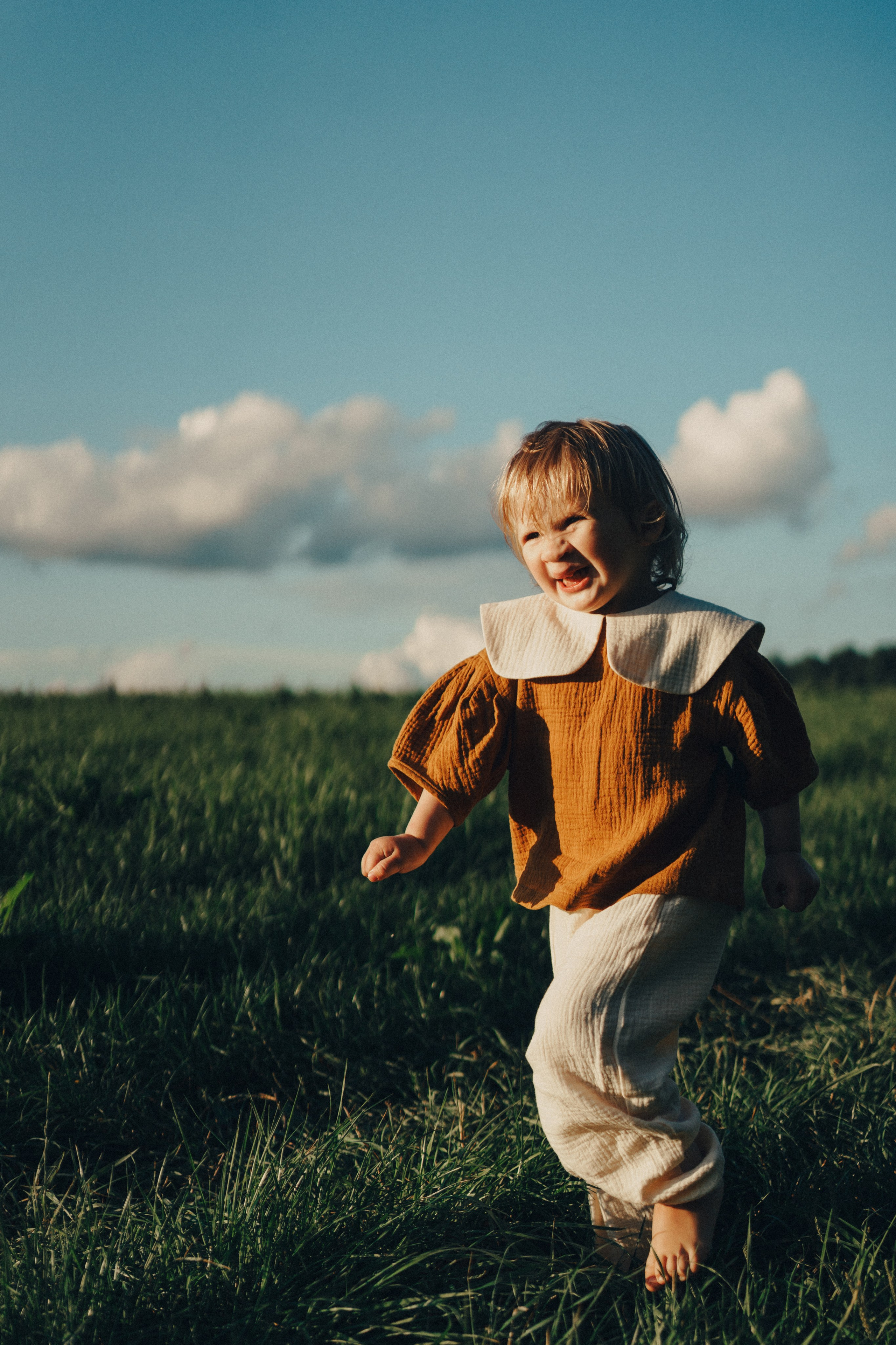 Малышка Арина в полях. Семейный и детский фотограф и видеограф в Москве, Серпухове и Тарусе Валерия Сорокина