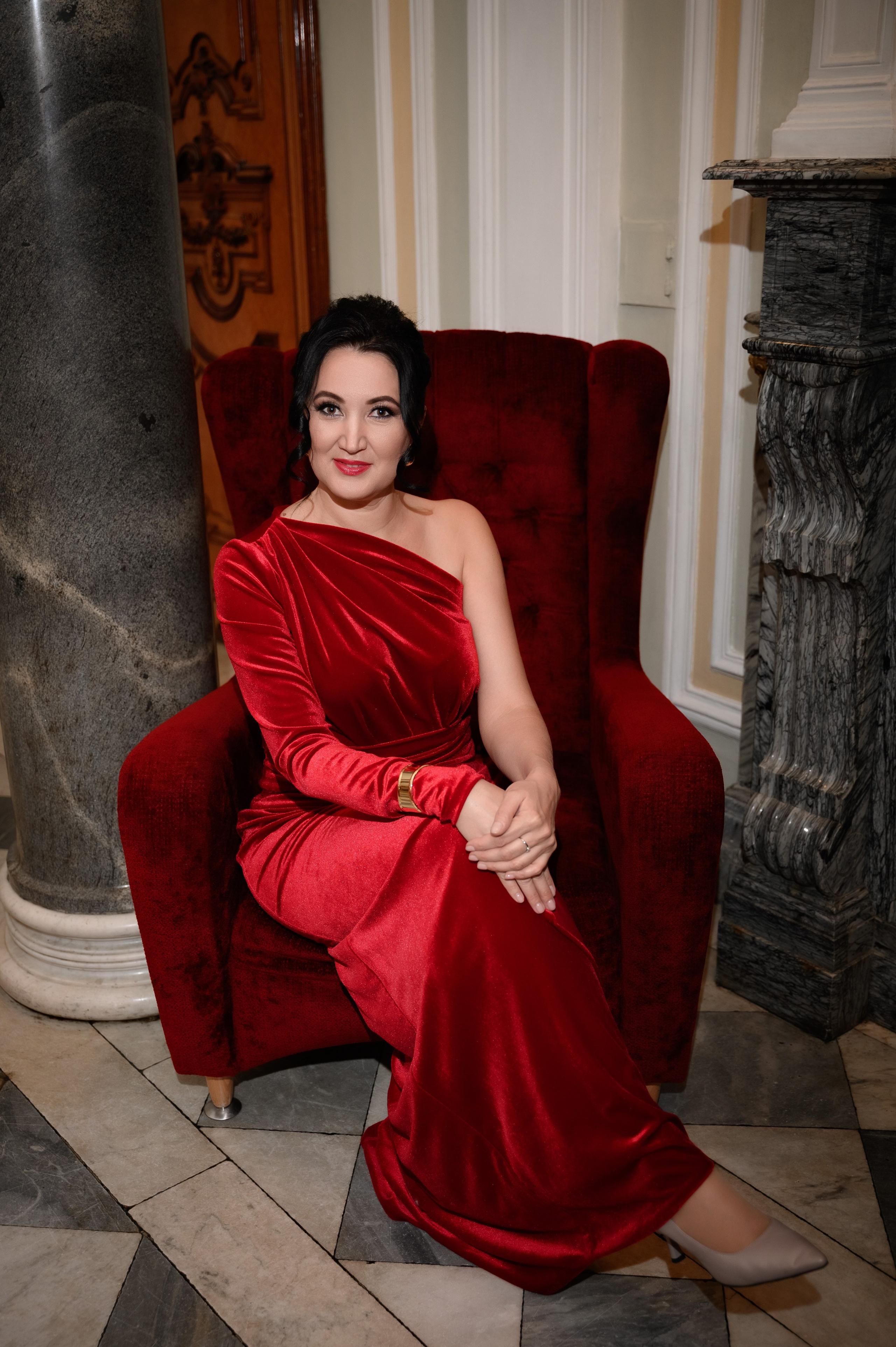 Красивая профессиональная фотосессия в красном платье.