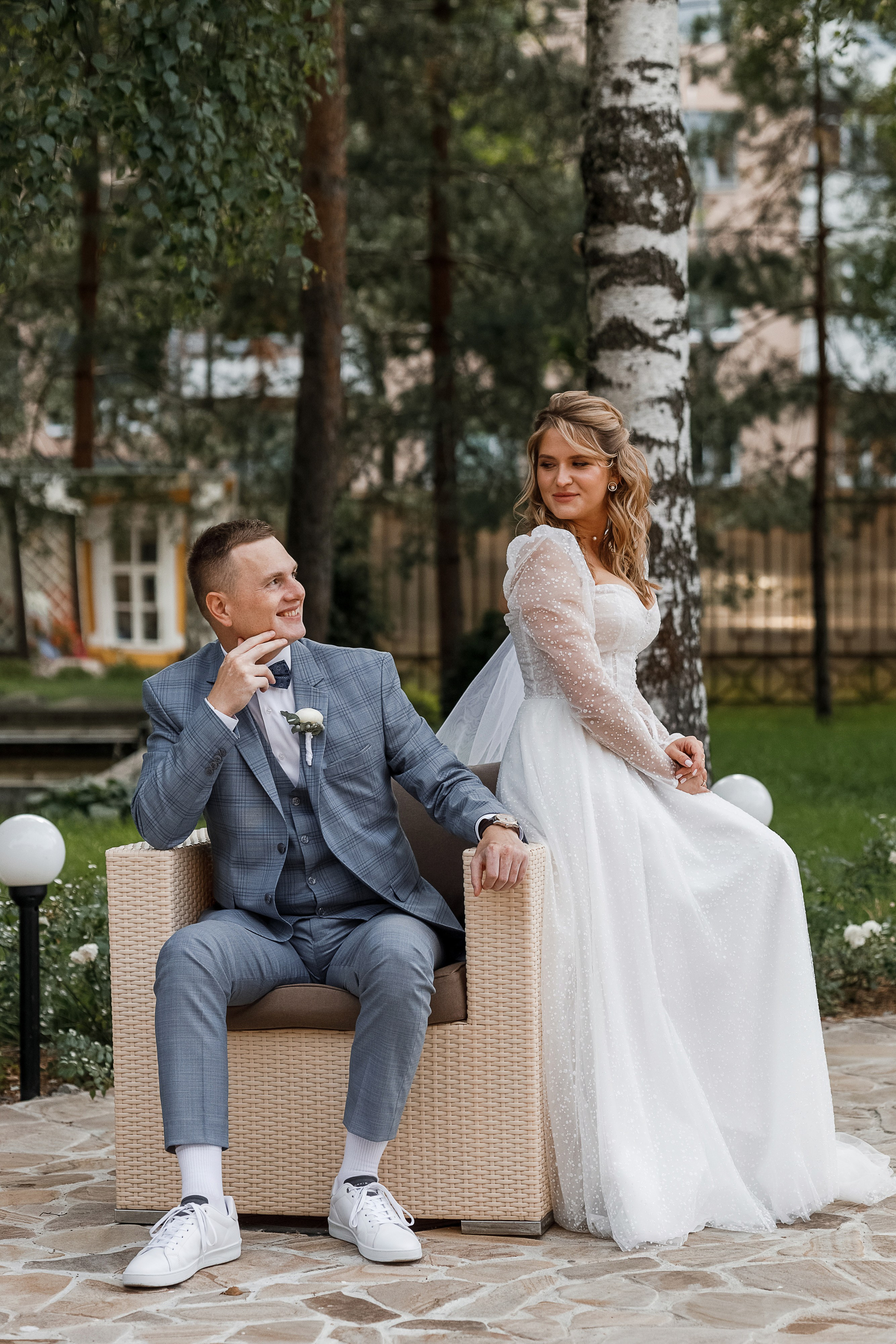 Трогательная выездная церемония в уютном дворике отеля. Олег Сверчков | Свадебный фотограф Вологда