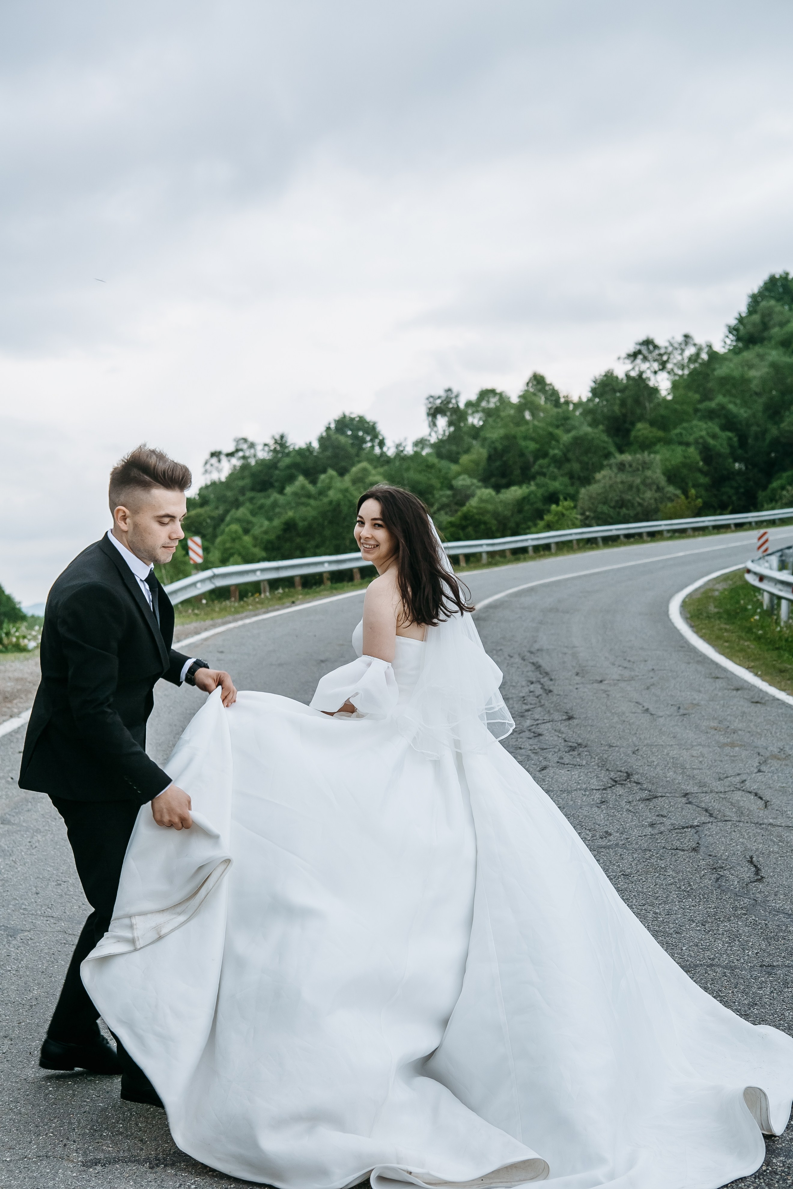 Свадебный букет невесты с яркими цветами, снятый на фоне скалистого ландшафта Кавказа