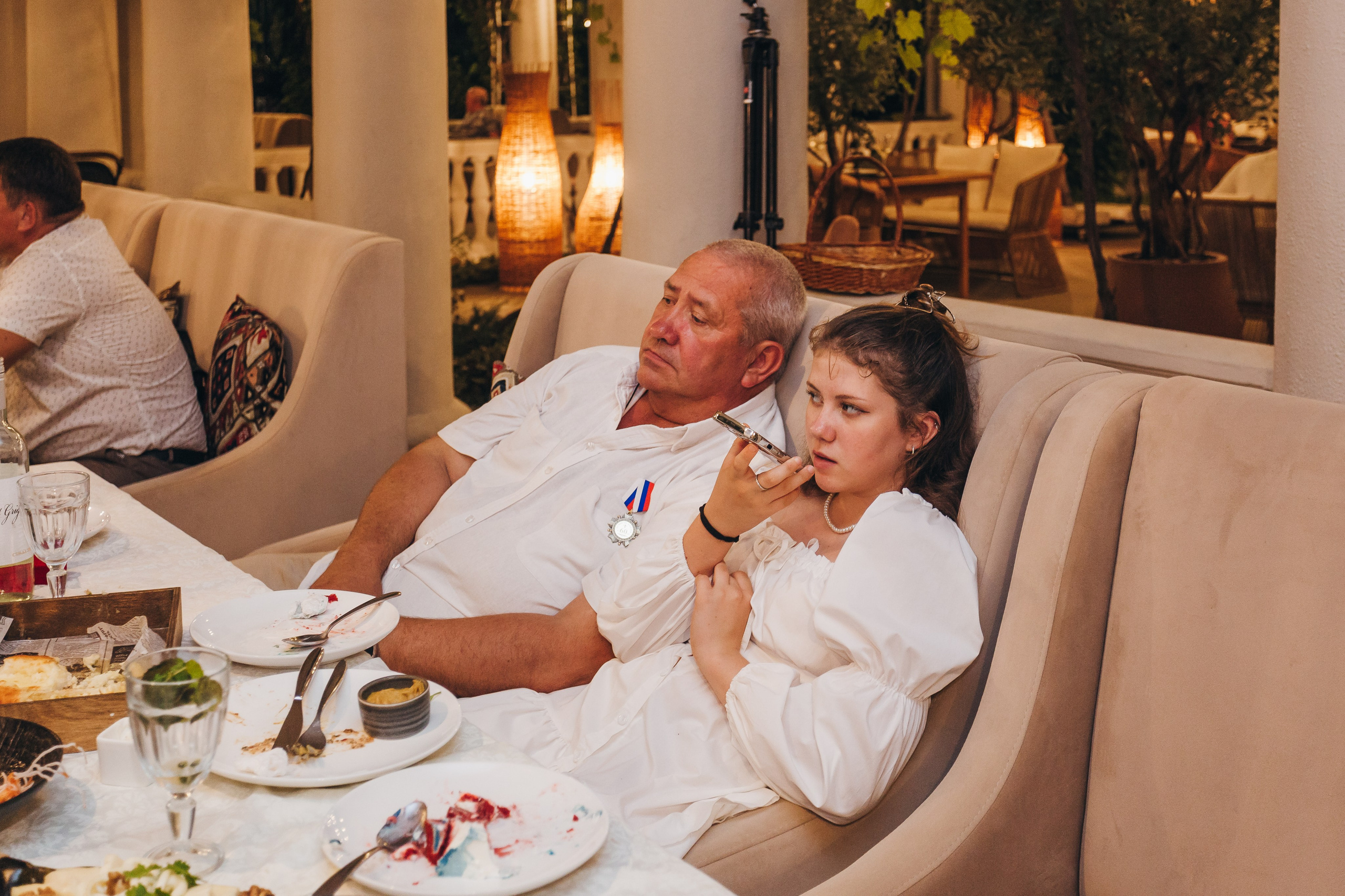 День рождение в уютном ресторане. Фотограф Денис Денисов