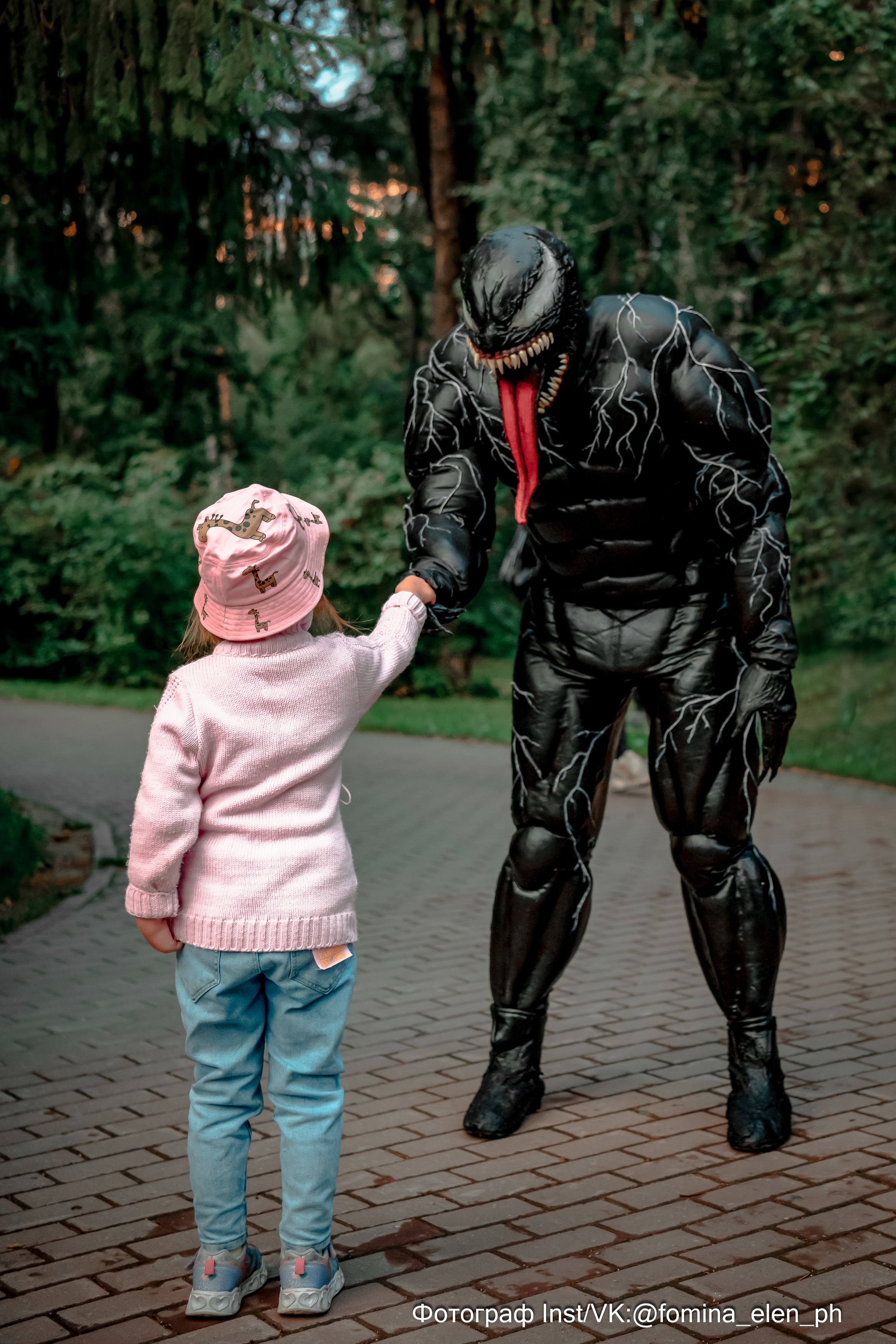 Человек паук и Веном в метро ЕКБ. Фомина Елена Свадебный и семейный фотограф