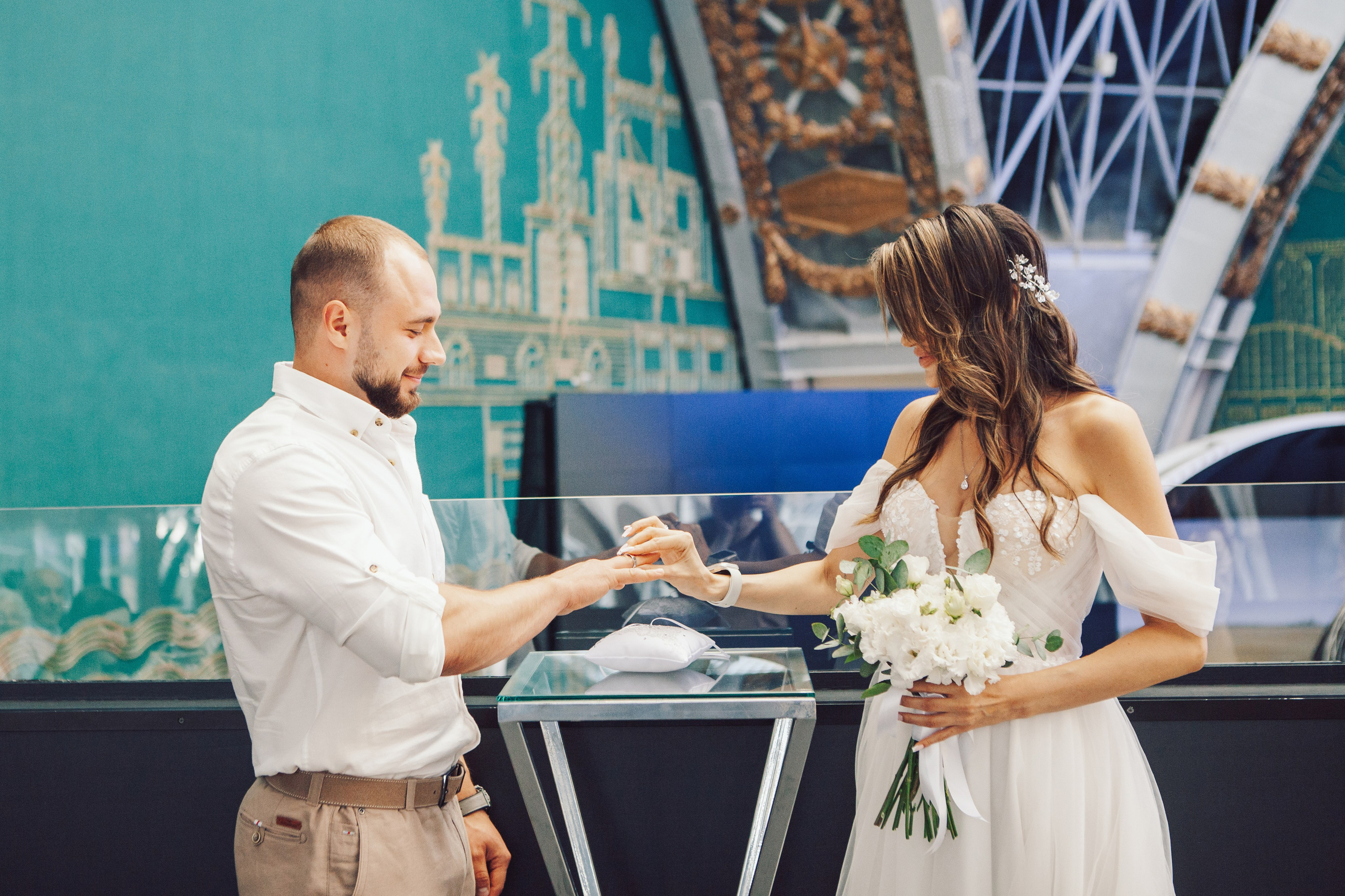 Молодожены в павильоне космонавтики и авиации №34 на вднх и в ресторане московское небо. Фотограф Ольга Ефремова