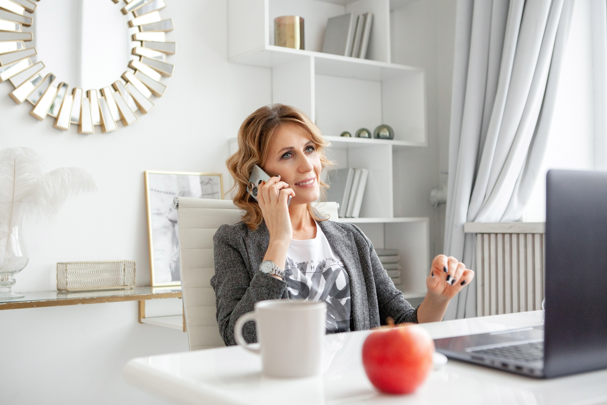 офисный сотрудник сидит на рабочем месте с красным яблоком