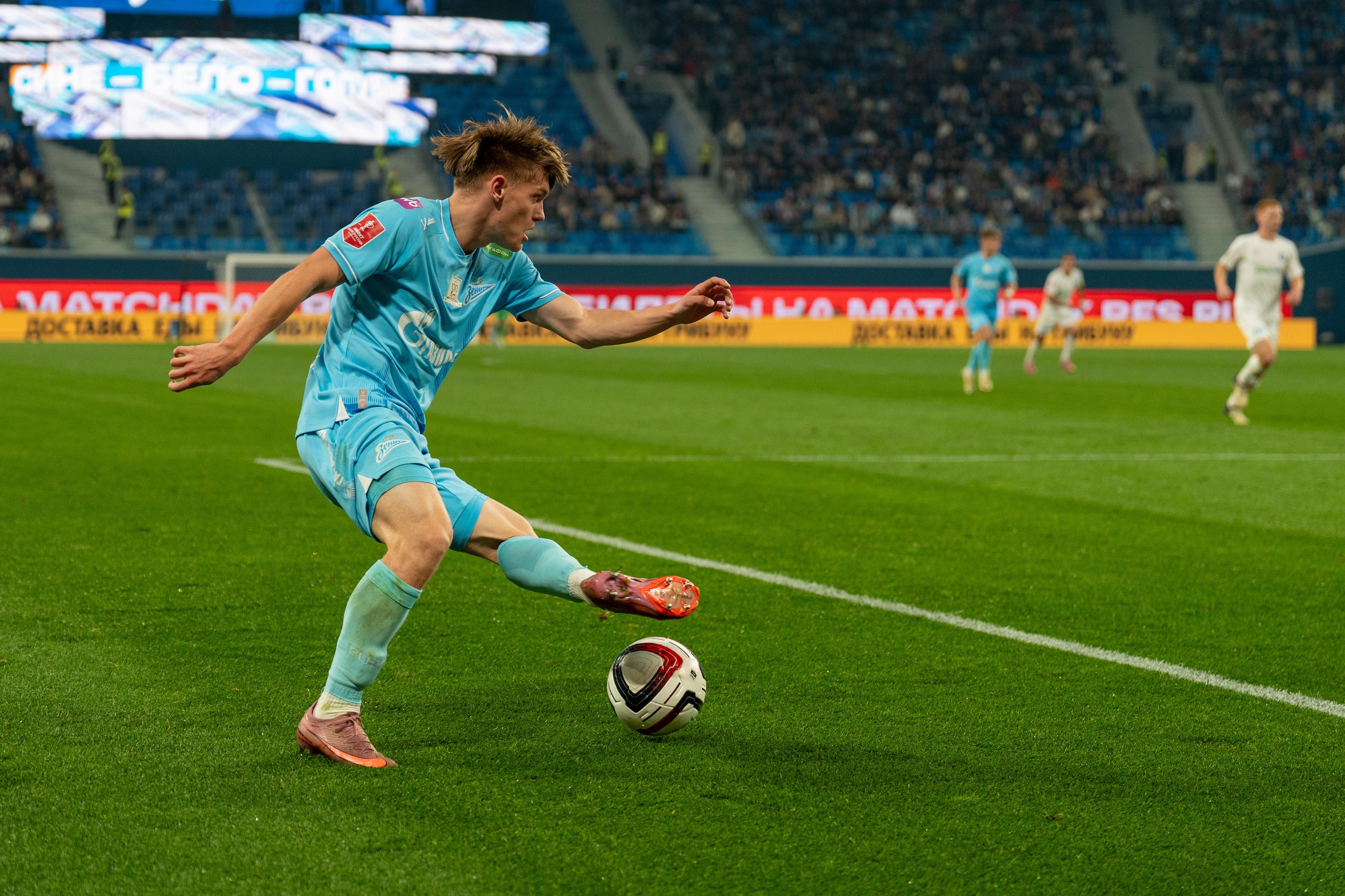 Игрок Зенита бьет мяч у боковой линии, спортивный фотограф Санкт-Петербург