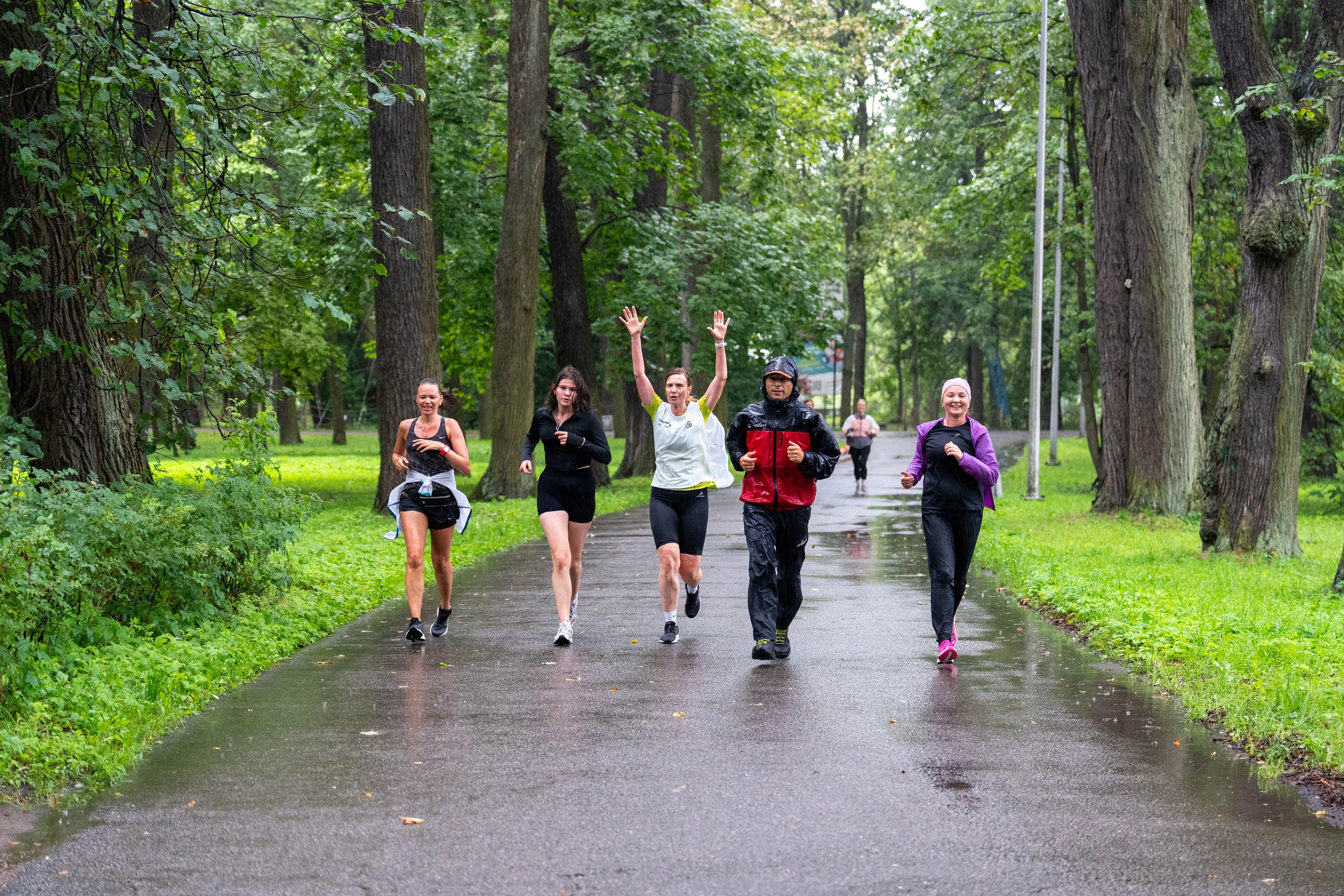 Бегуны на пробежке «5 вёрст» в парке, спортивный фотограф Санкт-Петербург