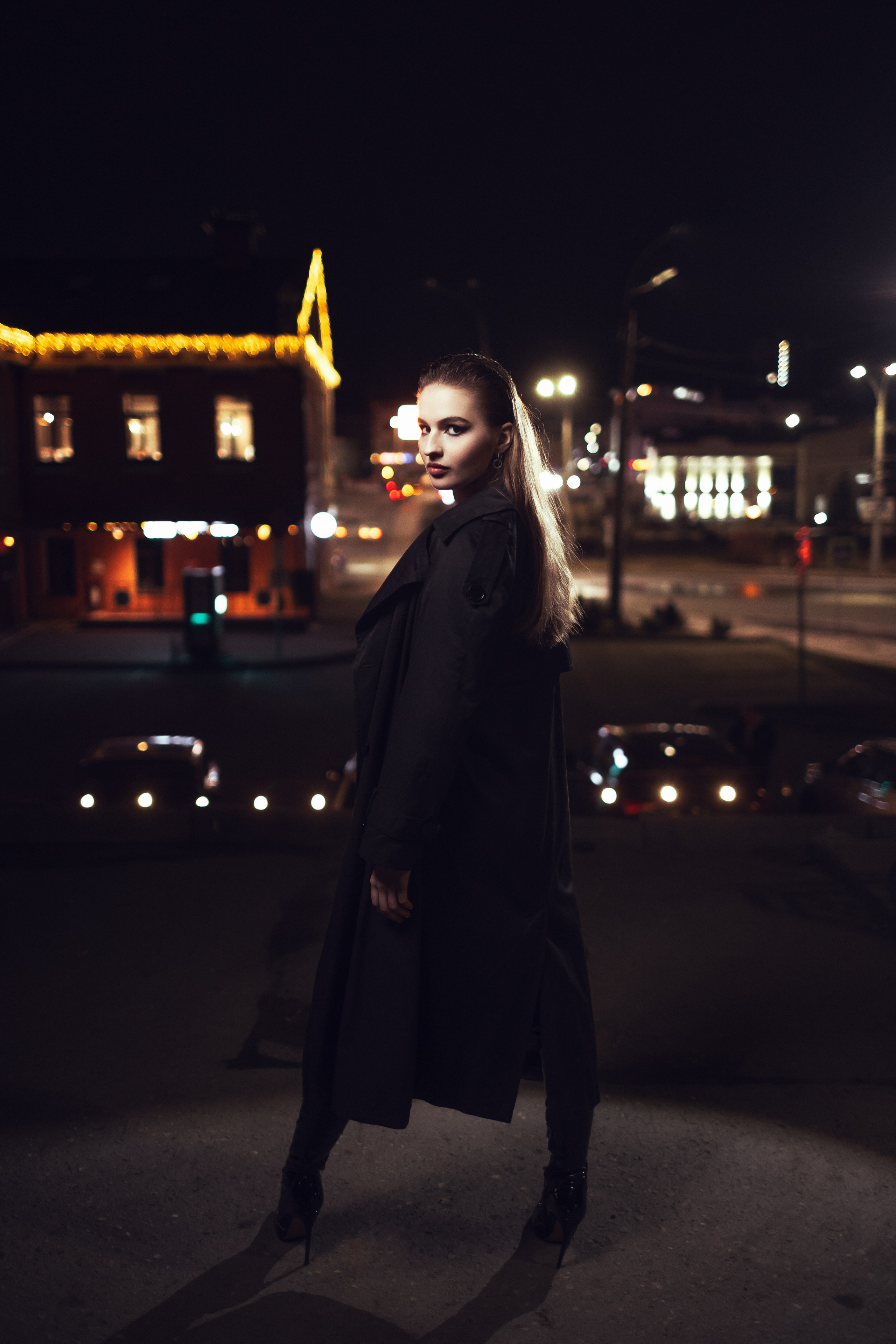 ботфорты лаковые каблуки плащ девушка