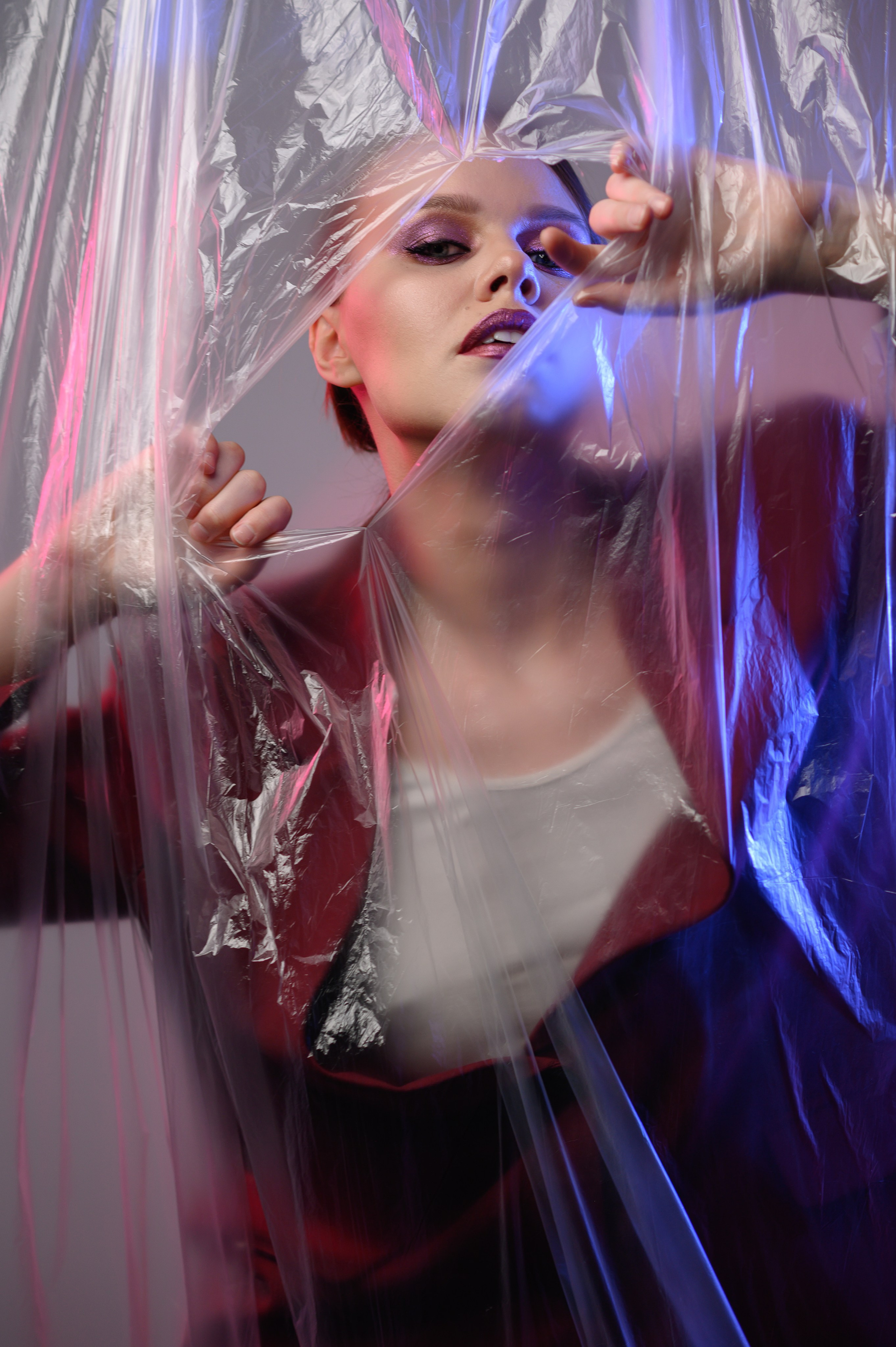 Фотосессия с полиэтиленовой плёнкой в студии