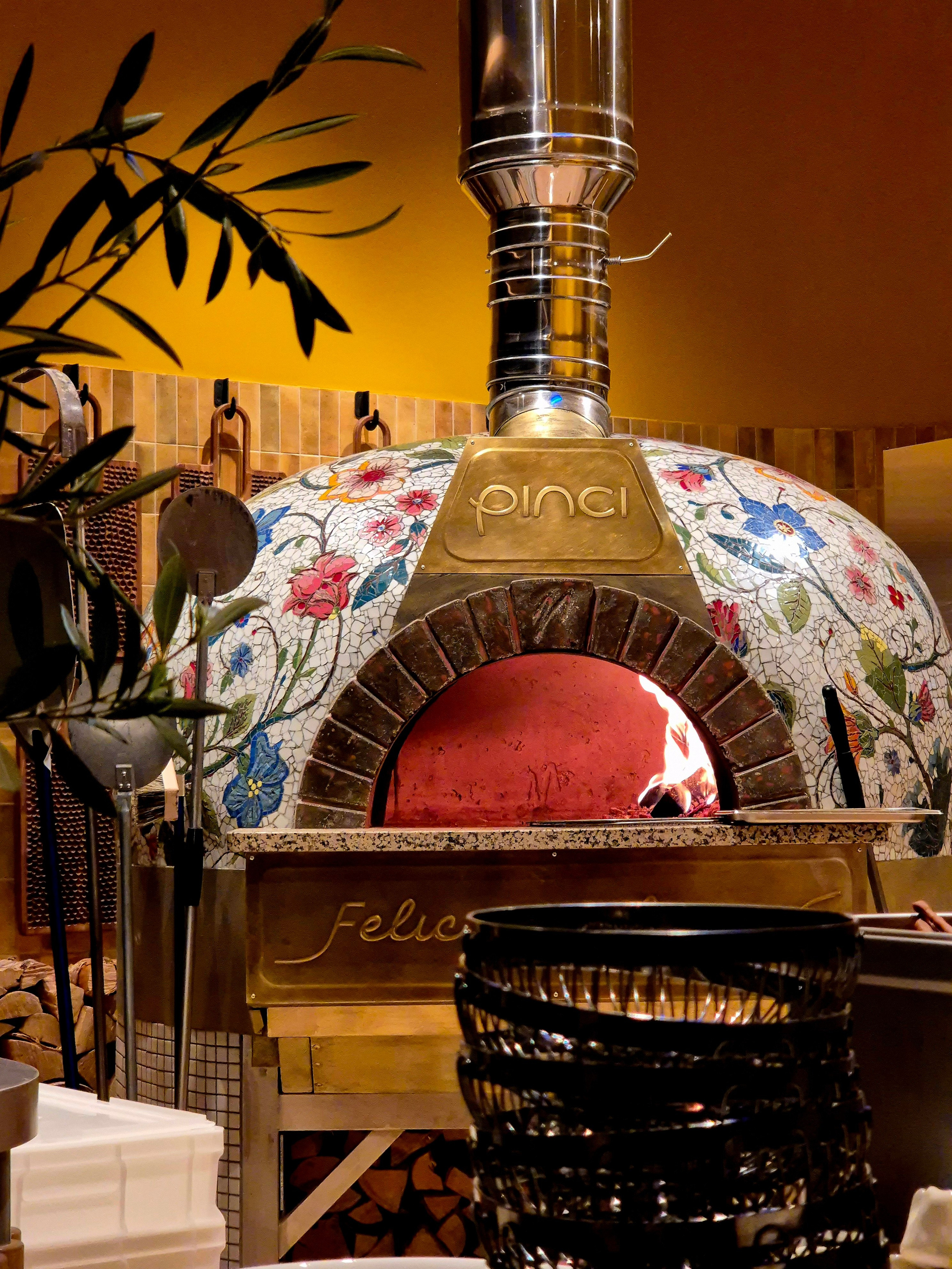 На Рождественской улице много вкусных ресторанов любой кухни - и русской, и европейской. Цены - московские