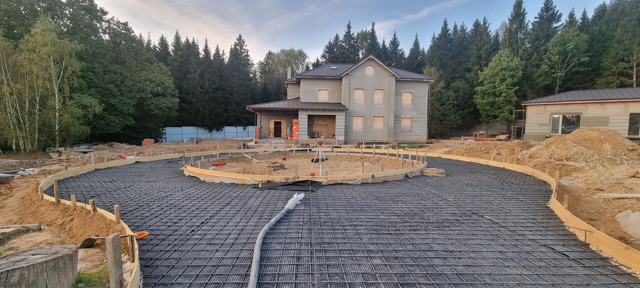 Армирование дорожек — металлическая сетка внутри бетона.