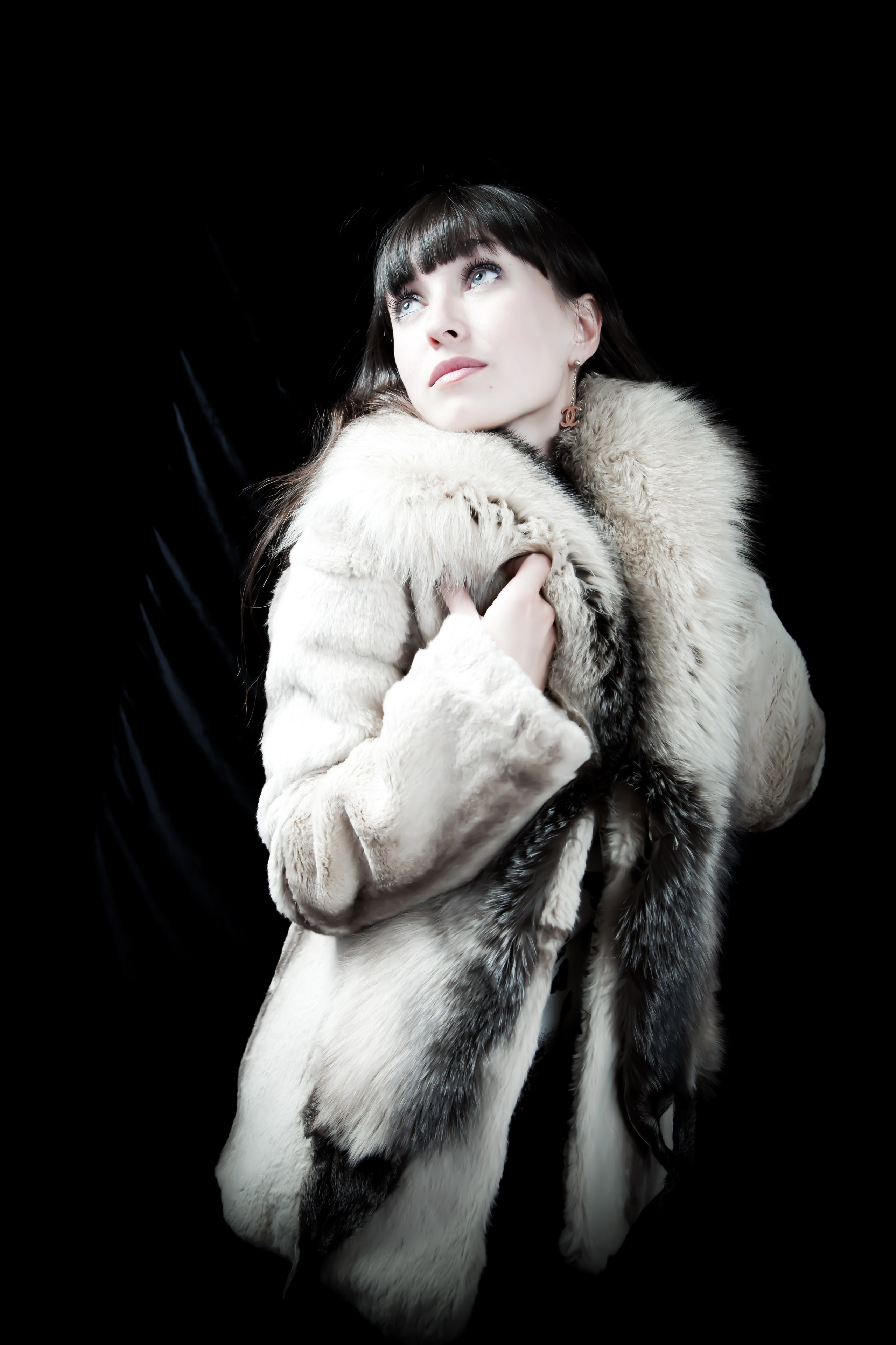 индивидуальная фотосессия где девушка в шубе позирует в студии 