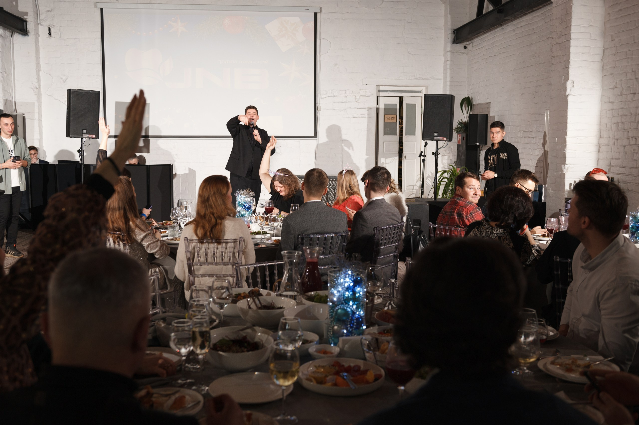 Новогодний корпоратив в стиле Неоновая вечеринка. Праздничное агентство ПИОН