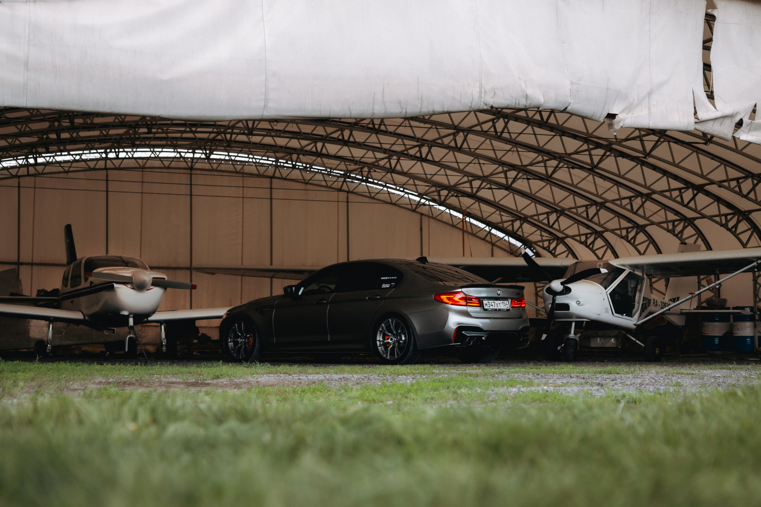 BMW M5 with plane. Автомобильный фотограф и видеограф в Новосибирске|Александра Косухина