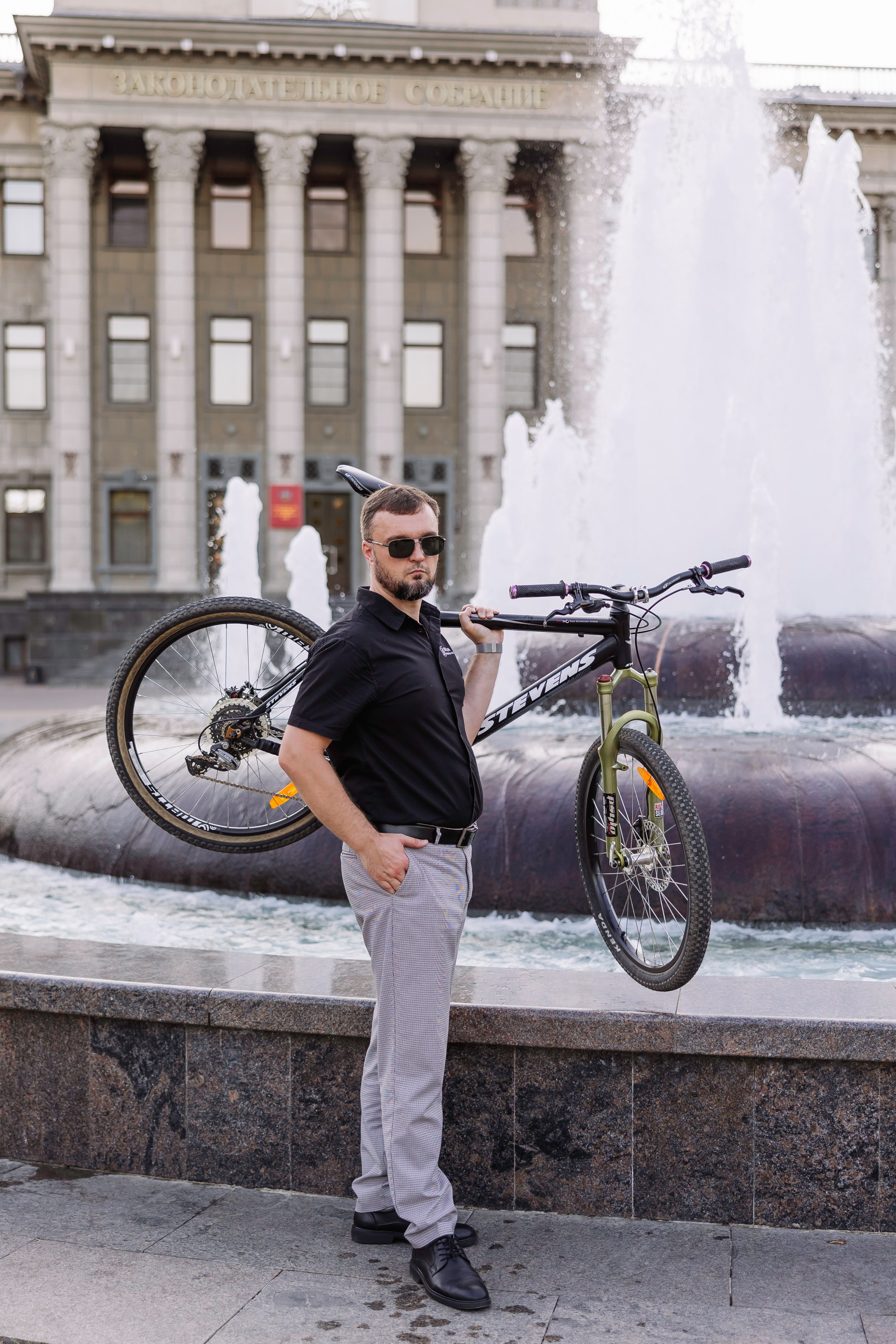 Мужской портрет с велосипедом