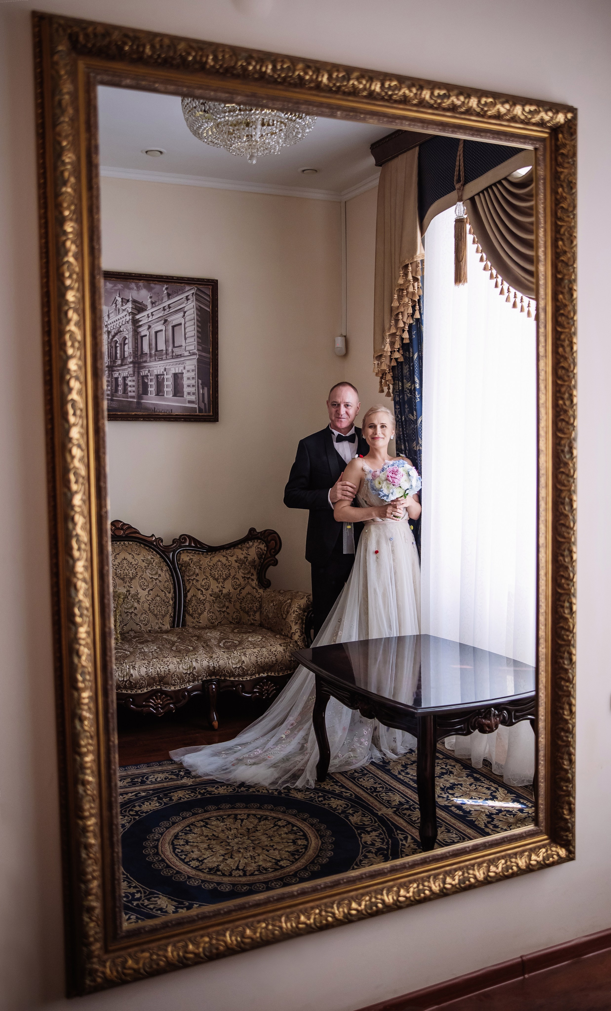 Отражение молодожёнов в зеркале