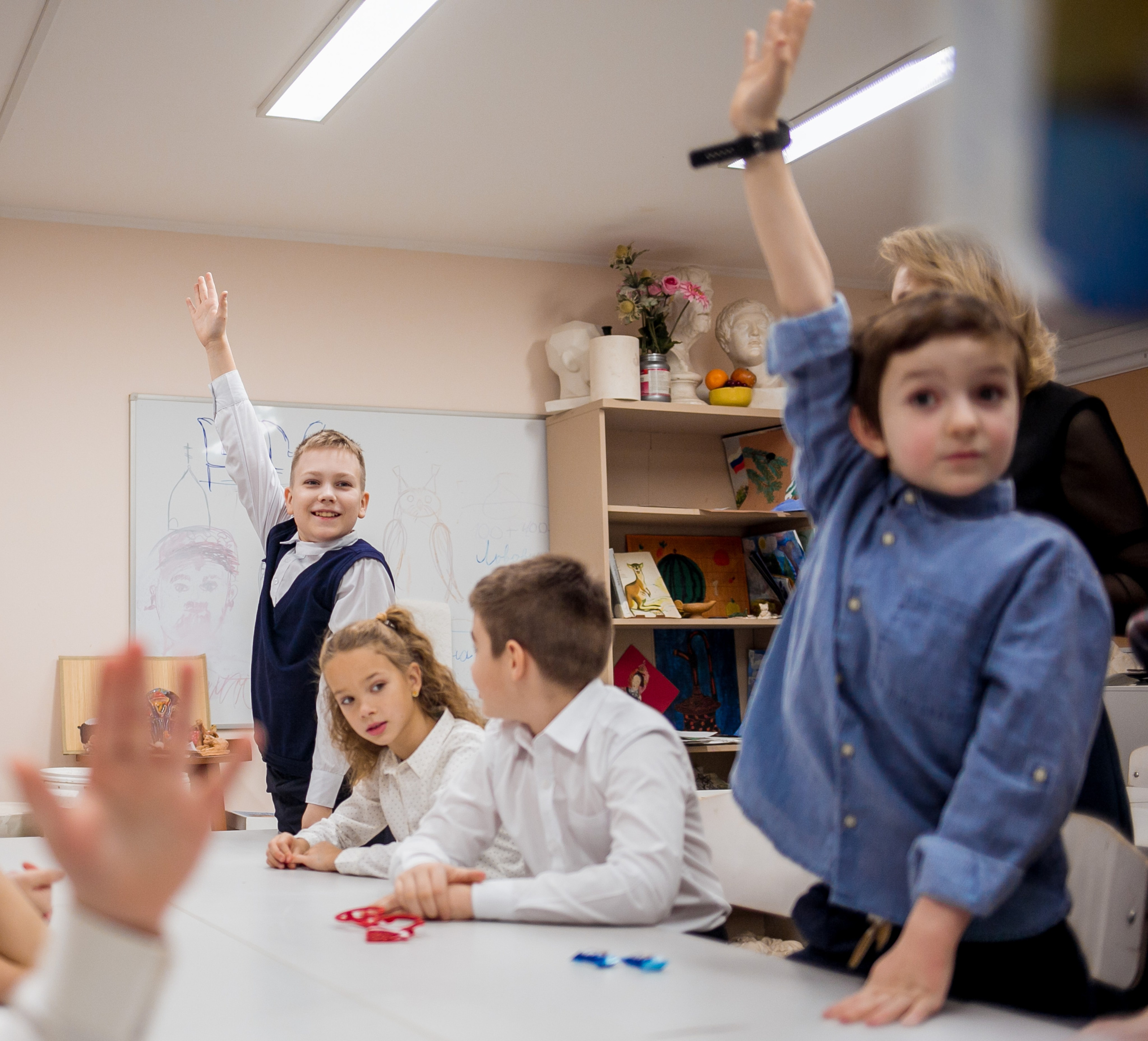 Школьники делают поделки к Новому году. Репортажный фотограф Борис Геер