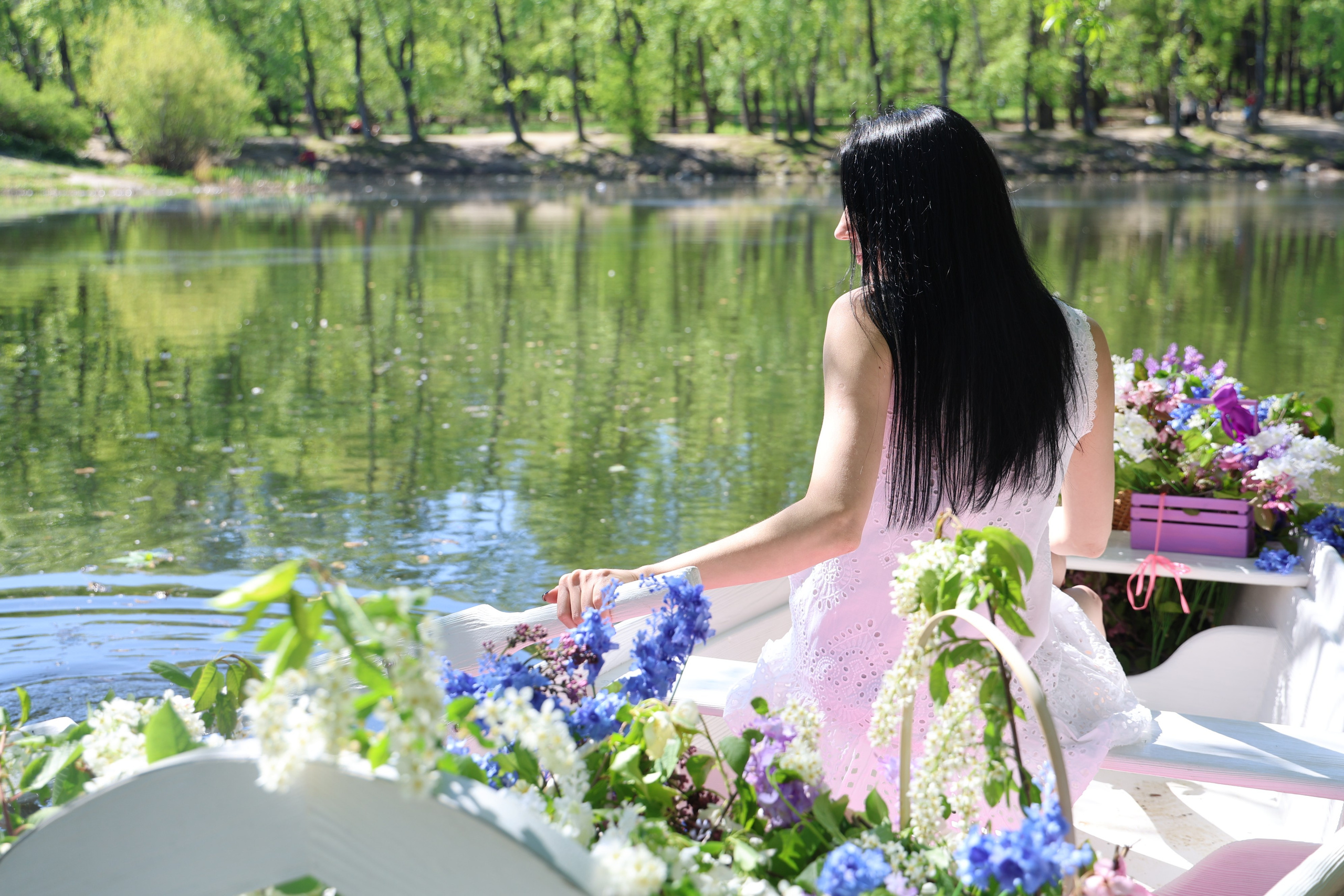 Фотосессия в лодке, лодка, озеро, платье, книга, шляпа, зонт, перчатки, весла, лето. Свадебный, семейный, женский и детский фотограф из Екатеринбурга