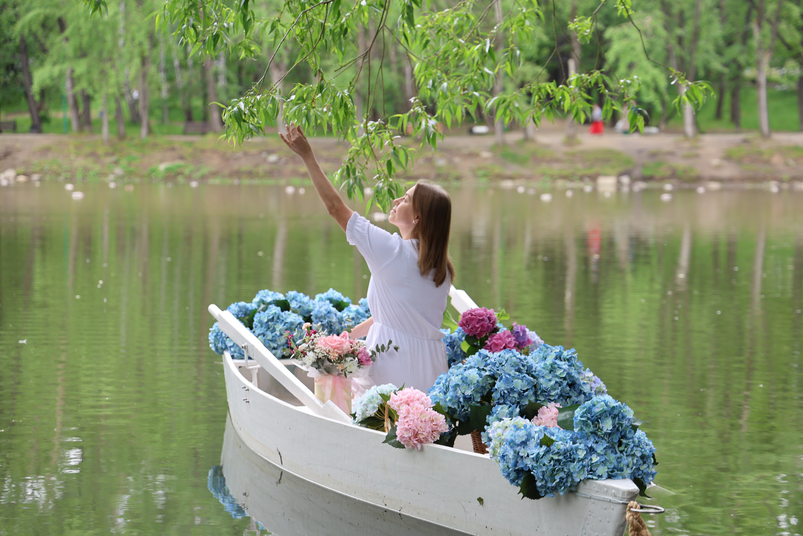 Фотосессия в лодке, лодка, озеро, платье, книга, шляпа, зонт, перчатки, весла, лето. Свадебный, семейный, женский и детский фотограф из Екатеринбурга