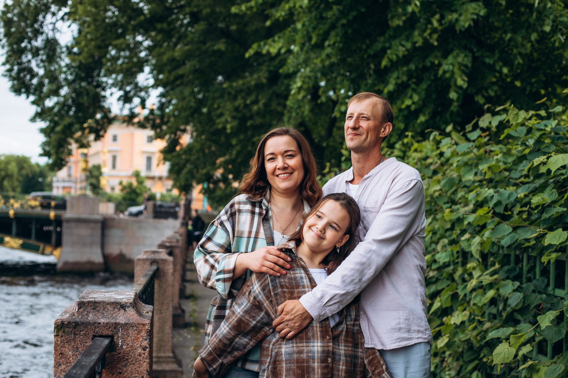 Елена с семьей в июне. Фотопрогулка в Петербурге. Индивидуальный и семейный фотограф в Санкт-Петербурге