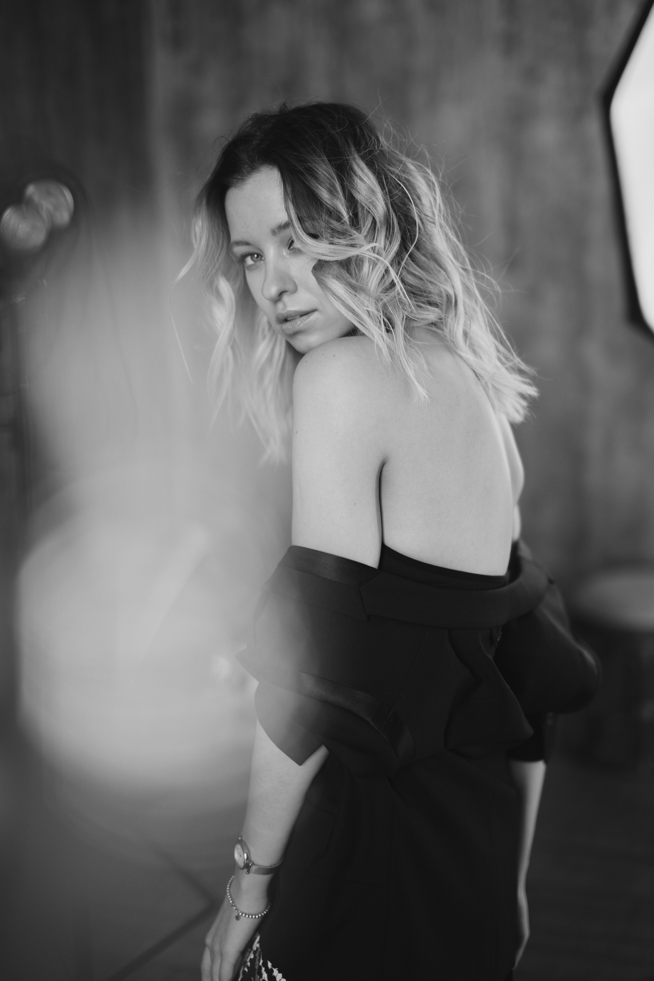 Черно-белая фотосессия в интерьерной студии для Алины. Репортажный и женский фотограф в Новосибирске