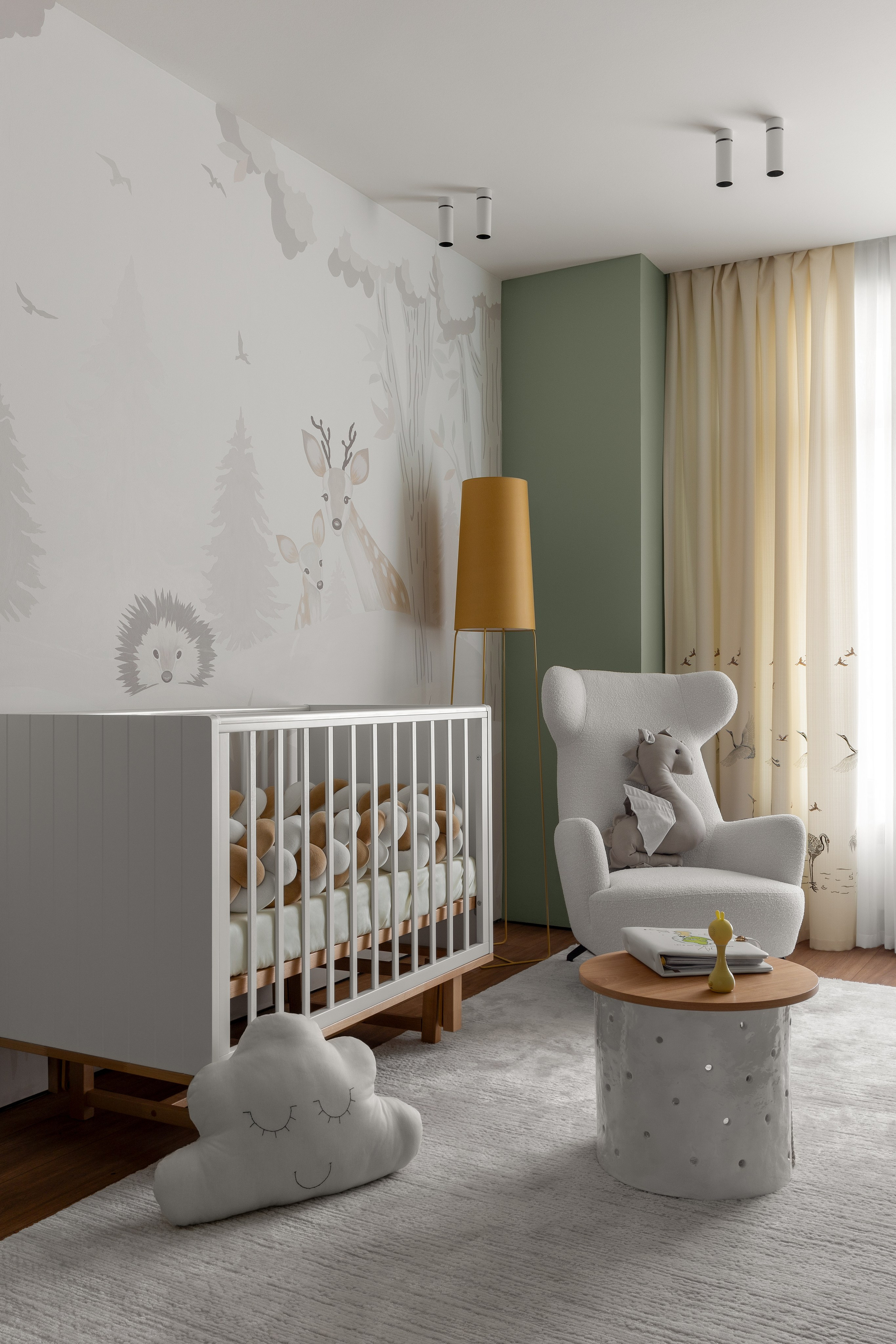 интерьер детской комнаты в зеленом цвете с ручной росписью и детской кроватью