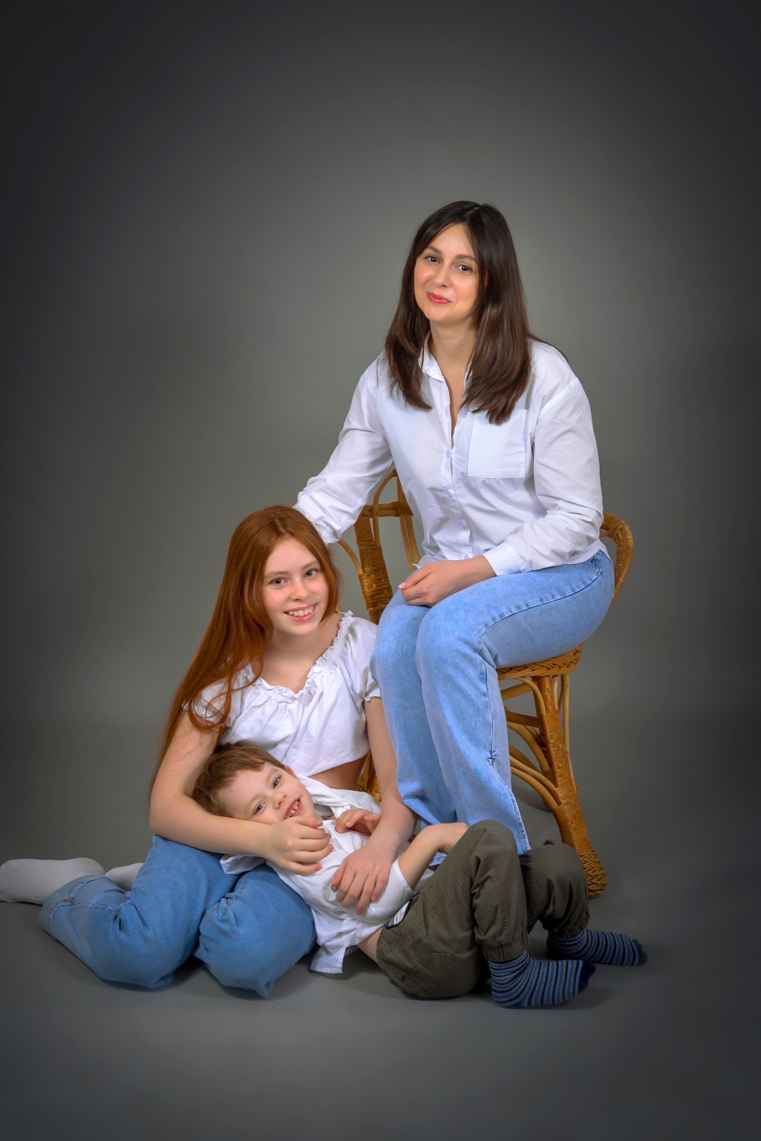 ДОЧКИ, ВНУЧКИ, БАБУШКА. Фотограф Юлия Антушева