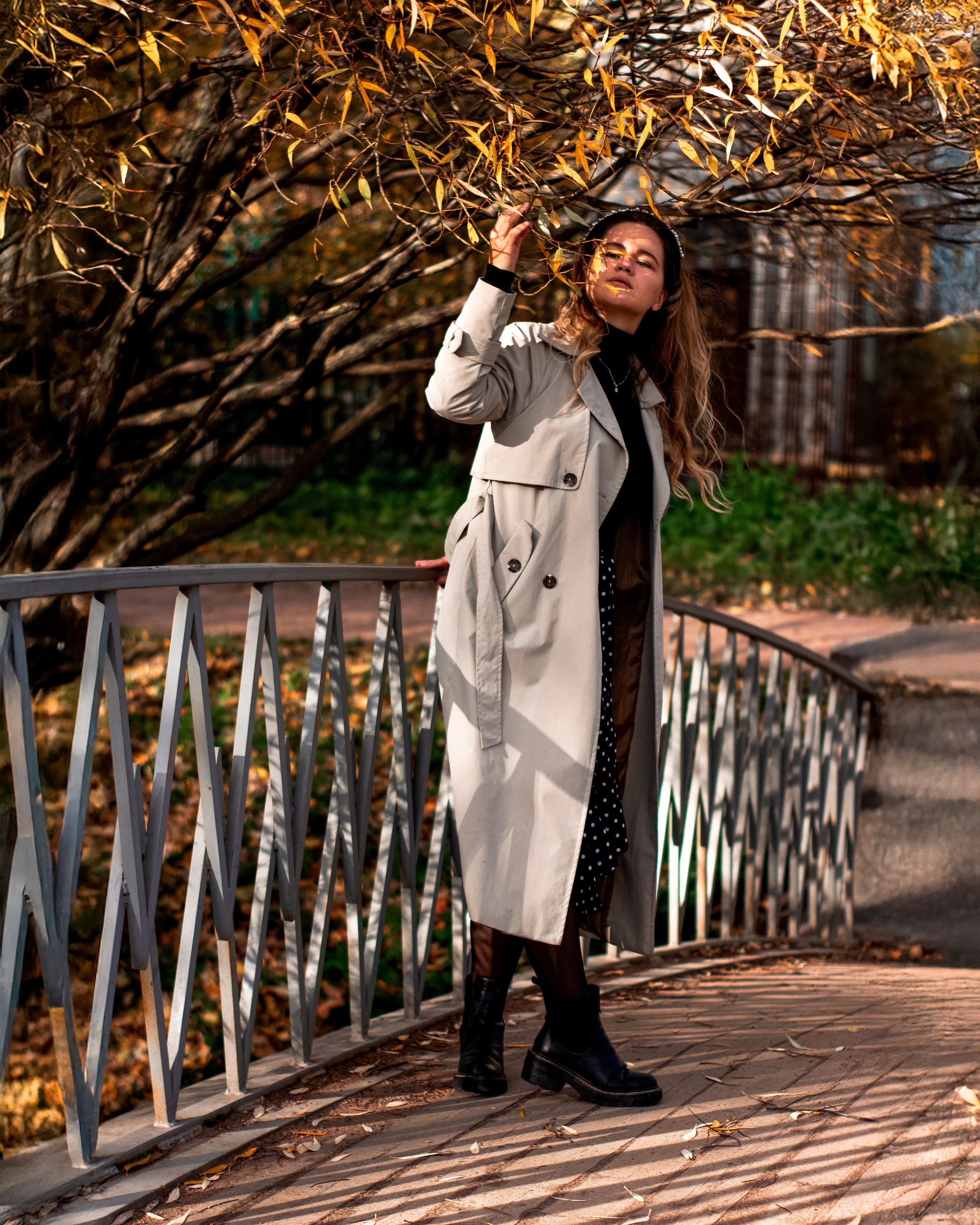 Осенняя фотосессия девушки у колонны в парке, фотограф Айси Клусова, обработка Айси Клусова