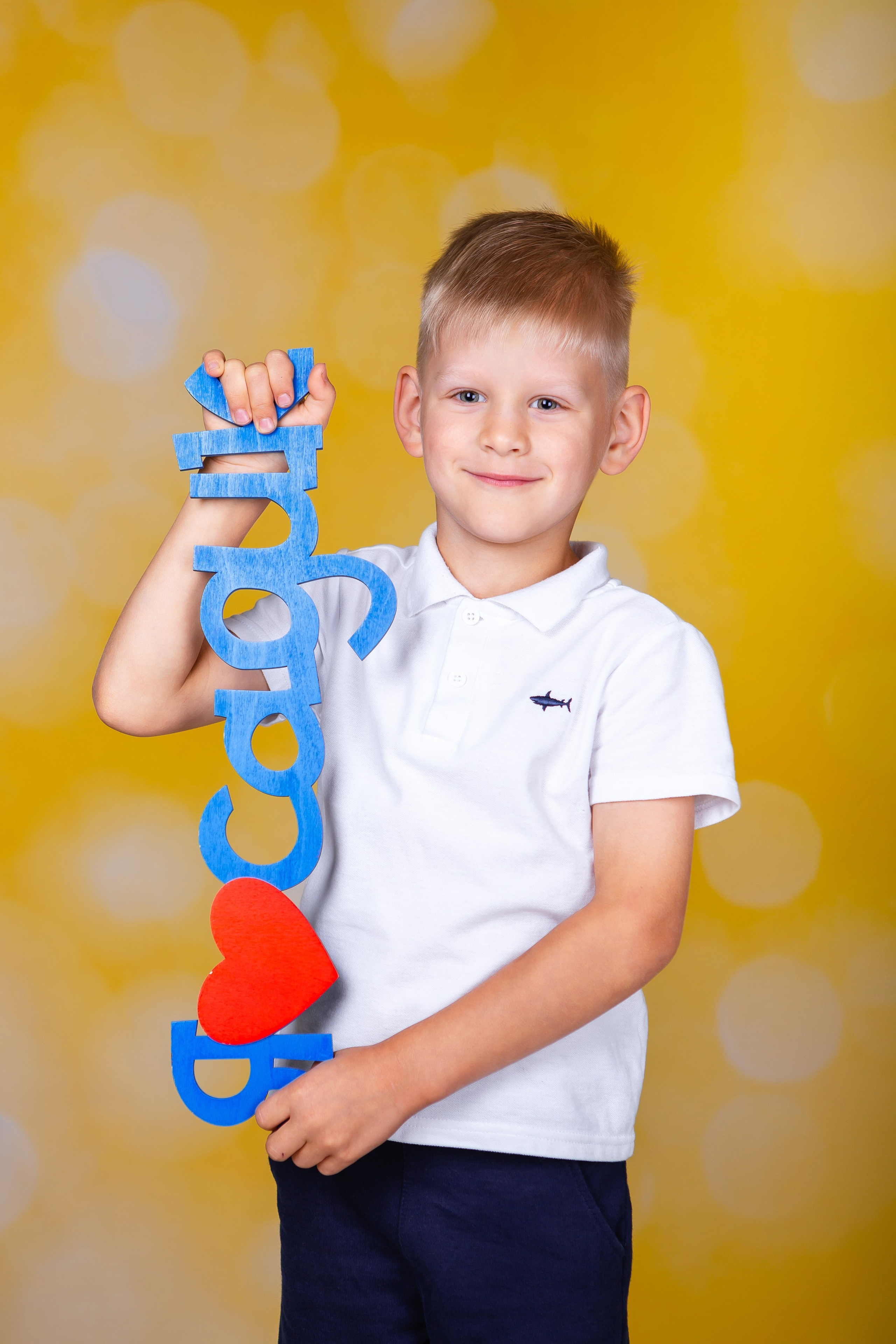 Жёлтый фон. Фото дети. Выпускные альбомы Нижний Тагил