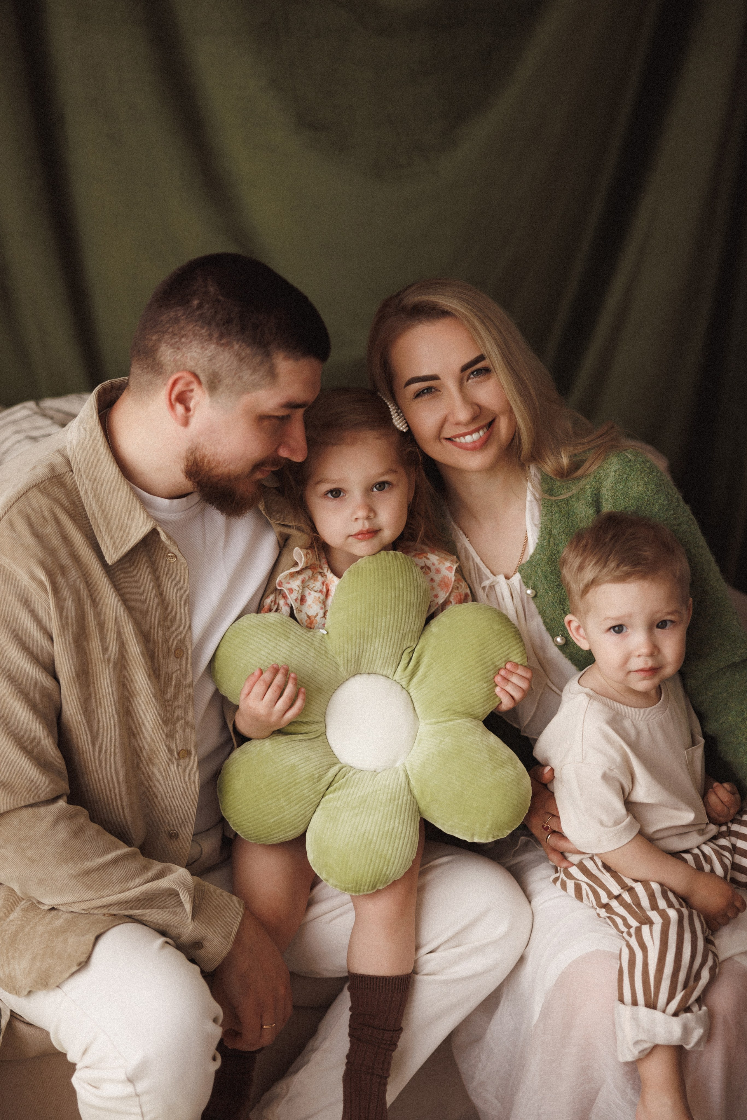 Семейная фотосессия в фотостудии «Mestone», город Краснодар. Семейный и детский фотограф в Краснодаре Анна Трашкова