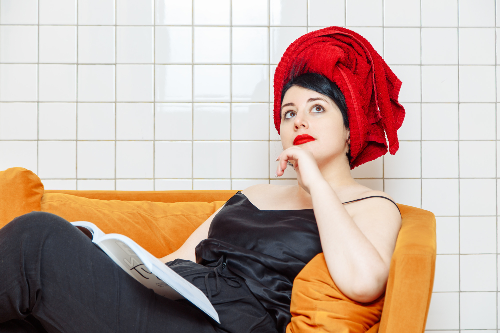 девушка читает после душа