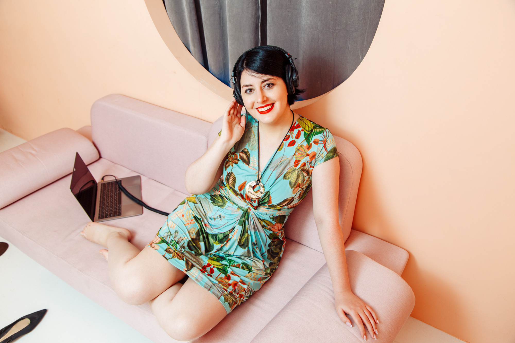 девушка слушает музыку